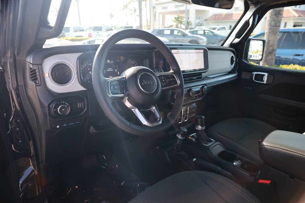 Used 2024 Jeep Wrangler Unlimited Sahara w/ Technology Group AWD/4WD image 16