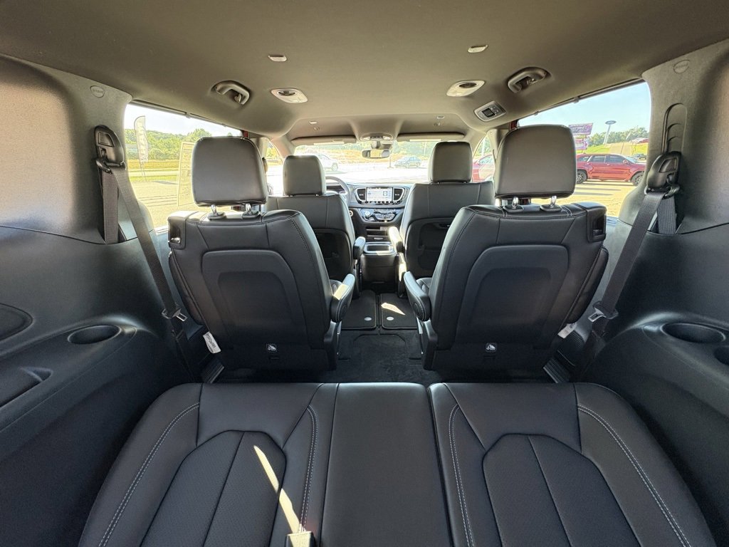 New 2026 Chrysler Pacifica Select image 18
