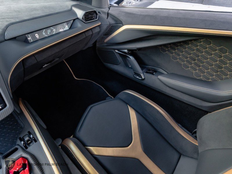 Used 2025 Lamborghini Revuelto AWD/4WD image 17