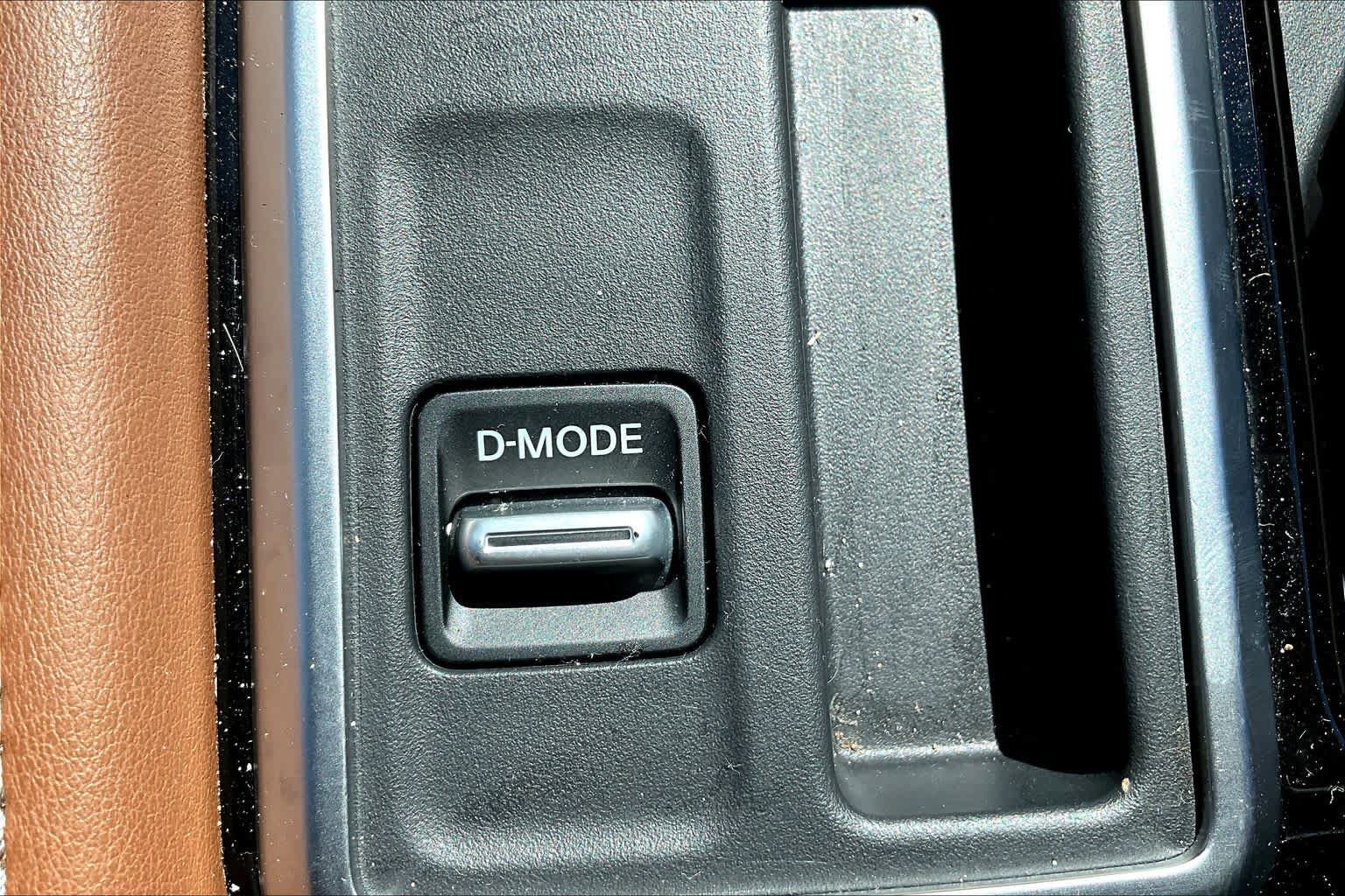 Certified 2025 Nissan Pathfinder Platinum w/ Cargo Package FWD image 32