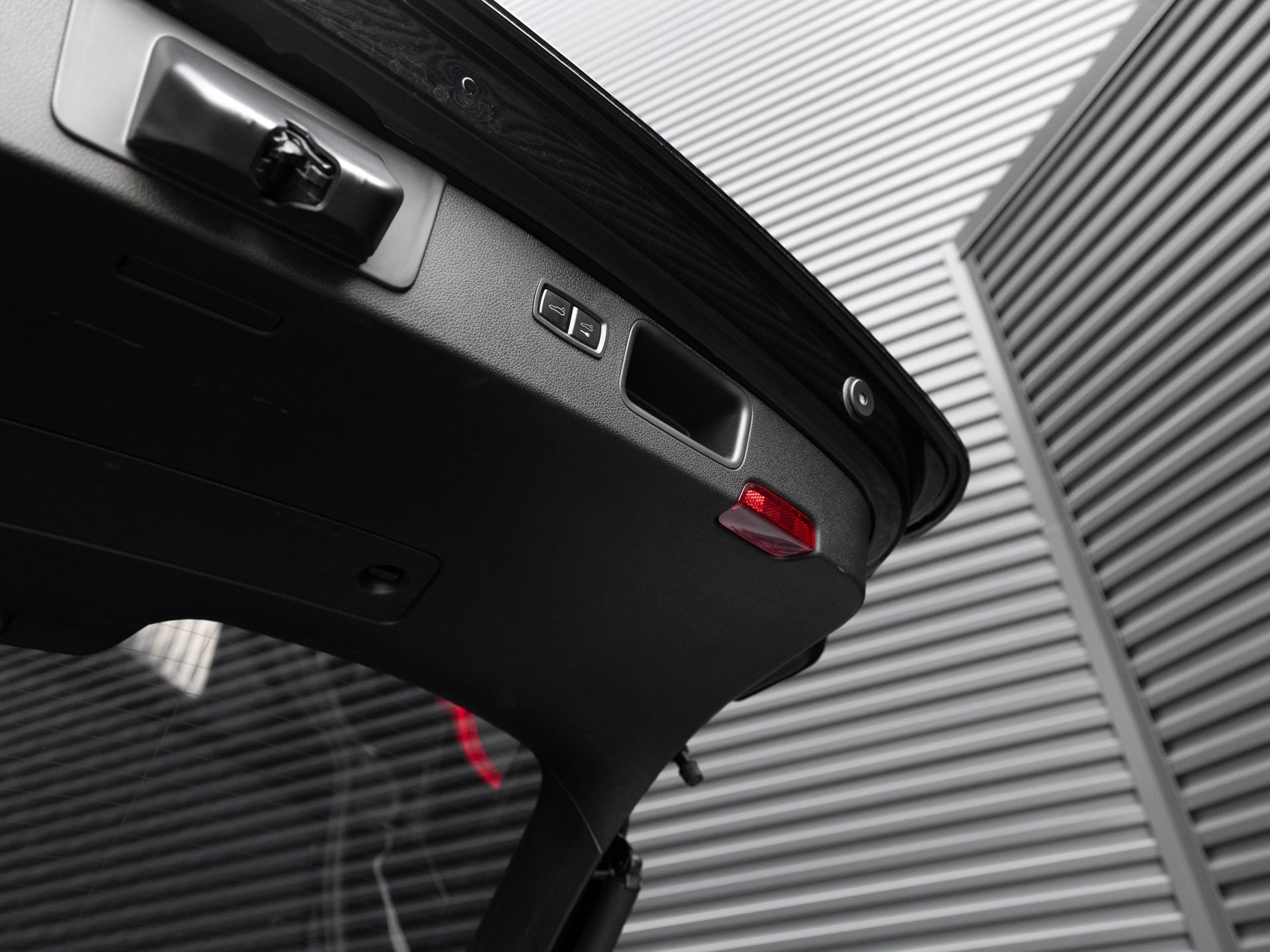 Certified 2025 Porsche Macan AWD/4WD image 28