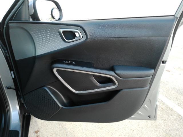 Used 2023 Kia Soul LX w/ LX Technology Package FWD image 16