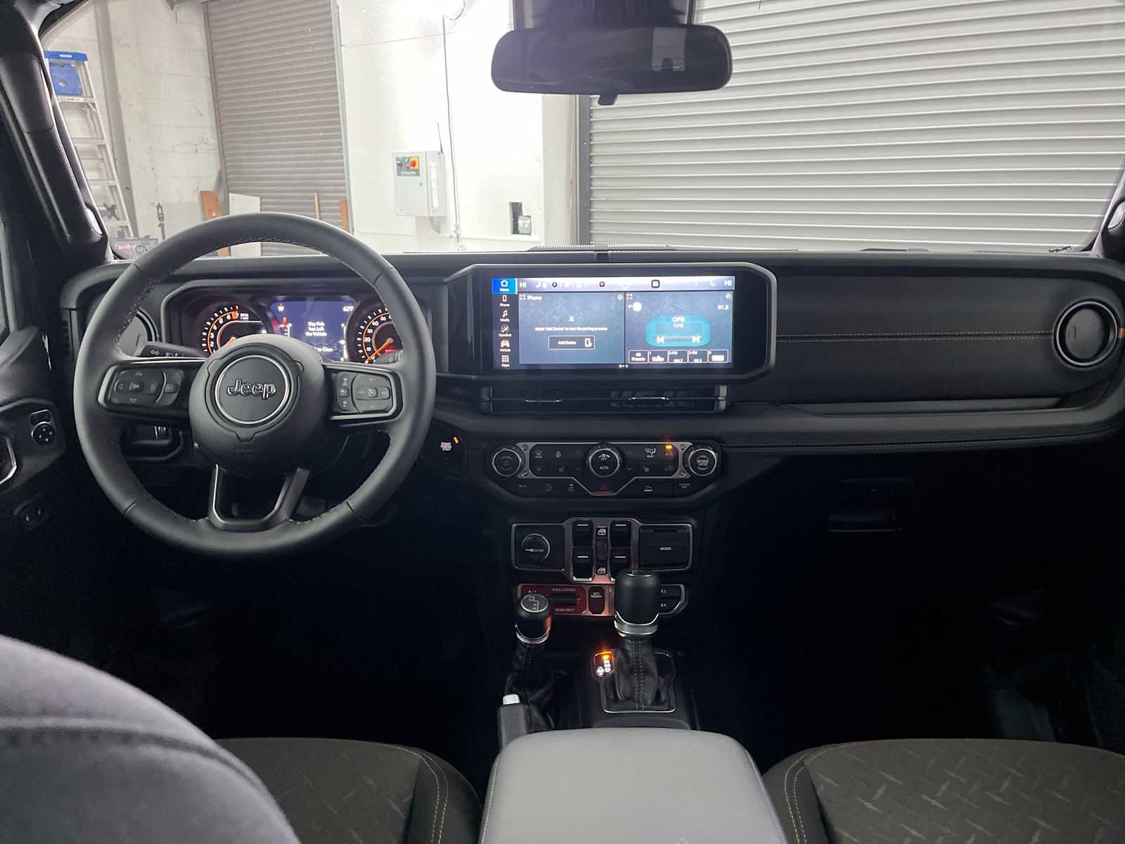 Used 2025 Jeep Gladiator Mojave w/ Convenience Group image 9