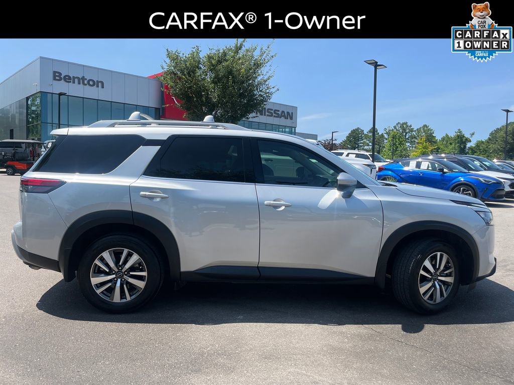 Used 2025 Nissan Pathfinder SL FWD image 3