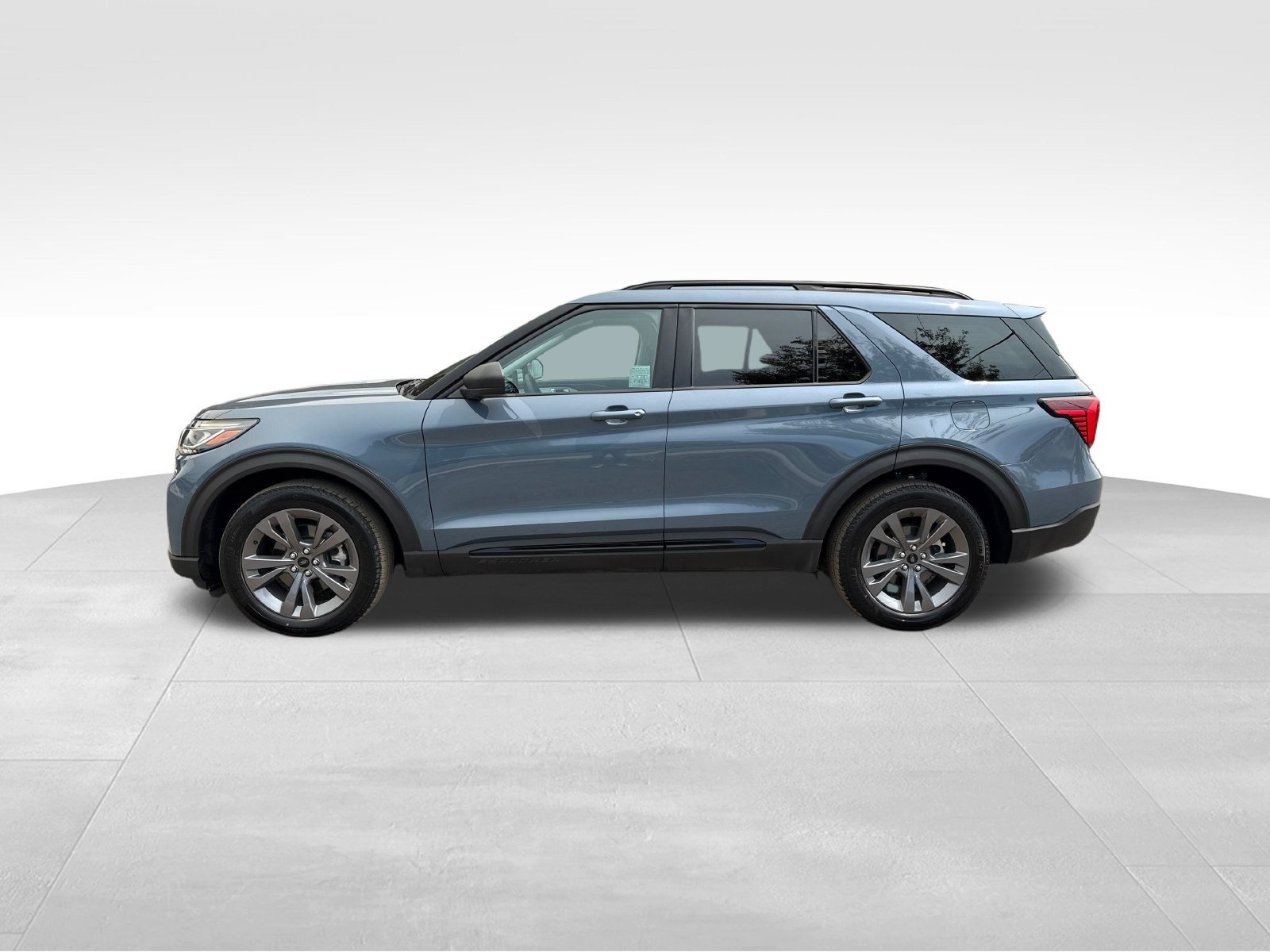 Used 2026 Ford Explorer Active w/ Active Comfort Package AWD/4WD image 2