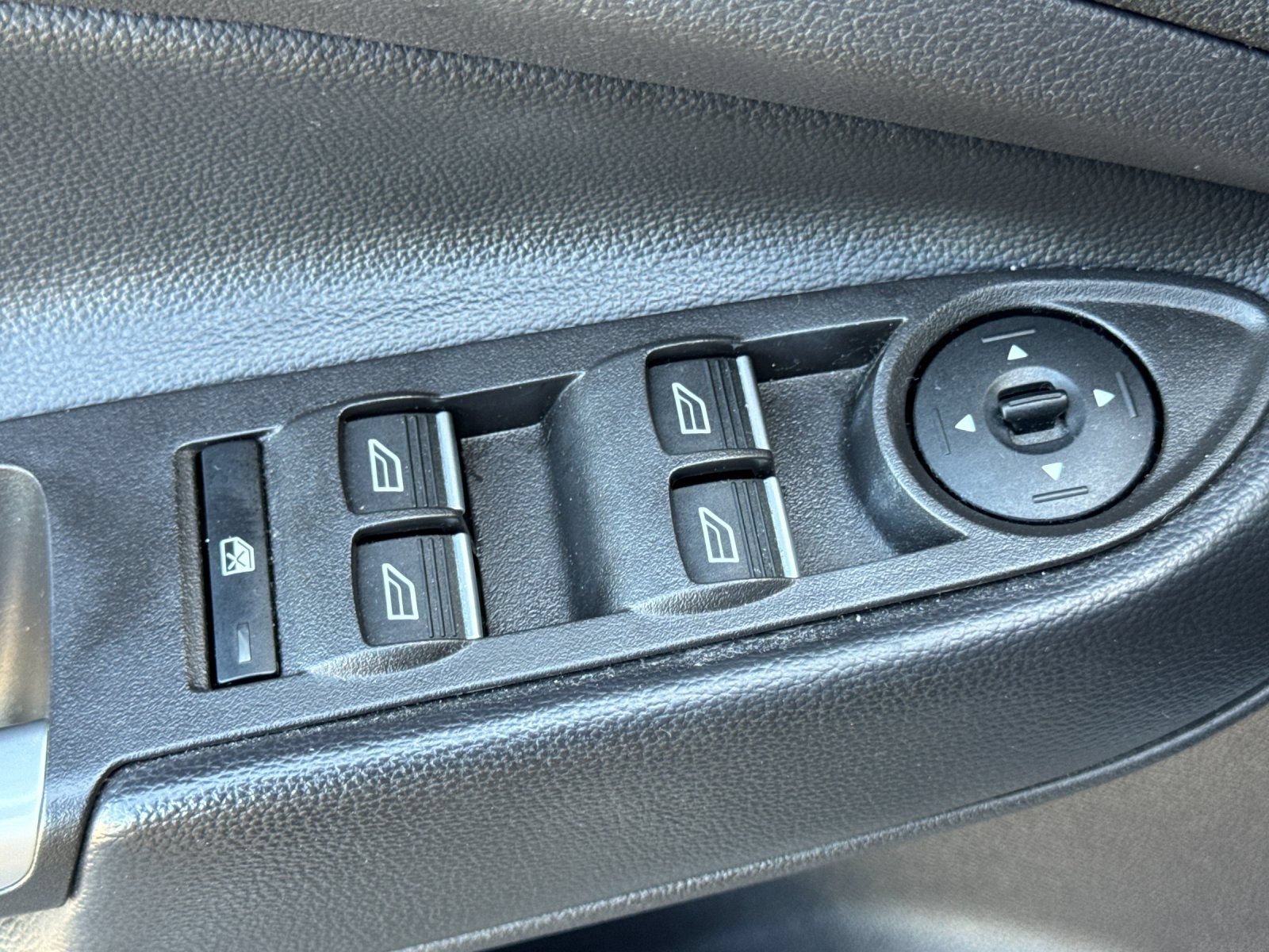 Used 2019 Ford Escape SE FWD image 12