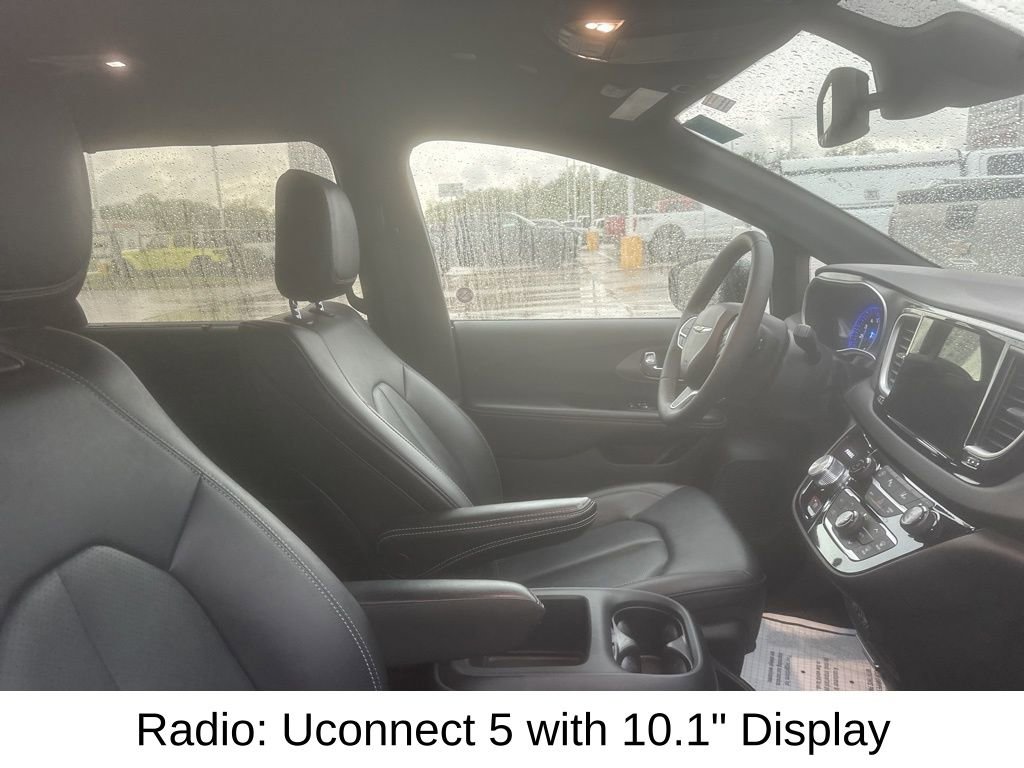 Used 2025 Chrysler Pacifica Select FWD image 15