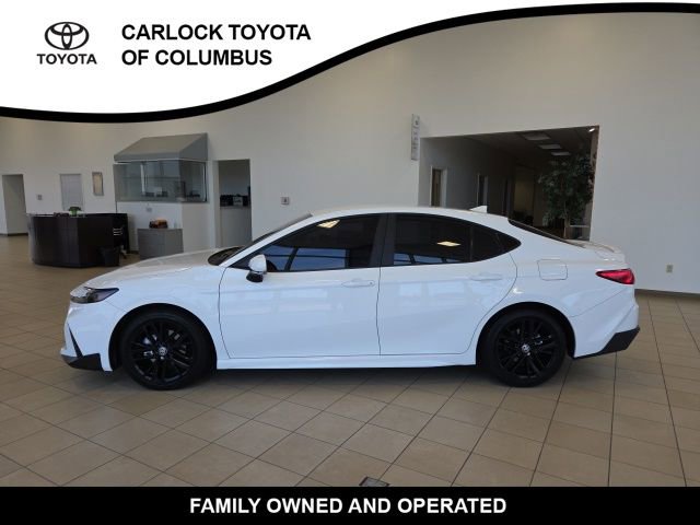 Used 2025 Toyota Camry SE image 1