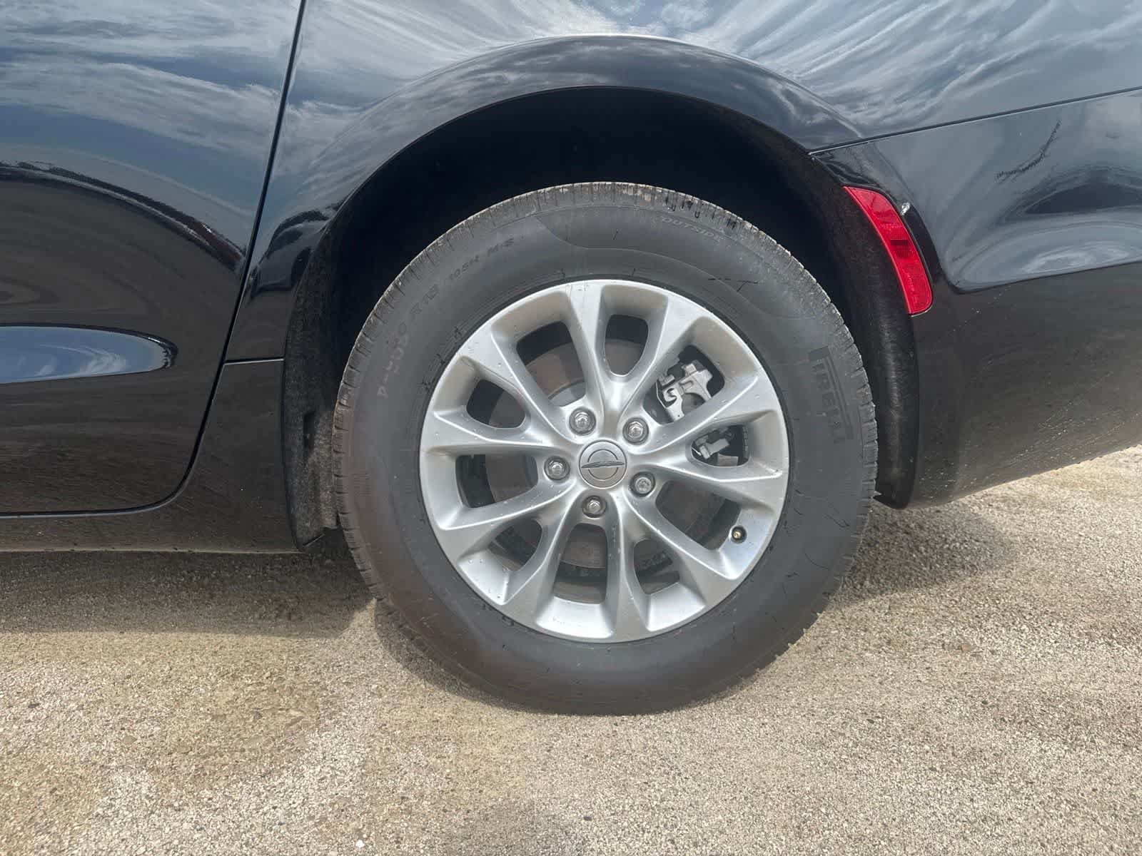 Used 2024 Chrysler Pacifica Touring-L AWD/4WD image 13