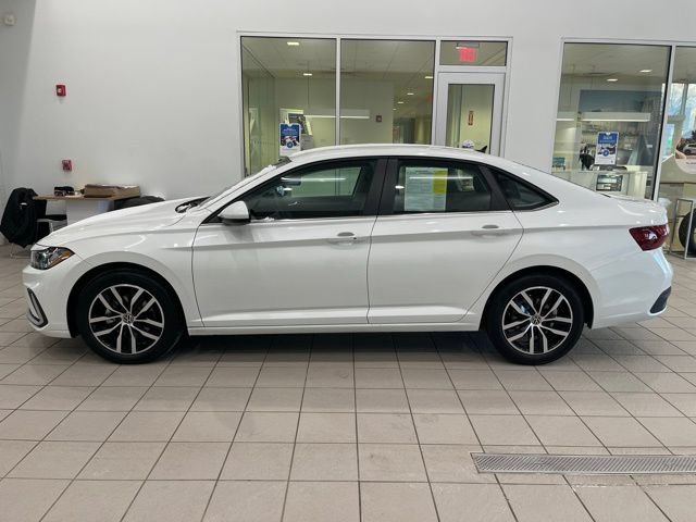 Used 2025 Volkswagen Jetta SE FWD image 4