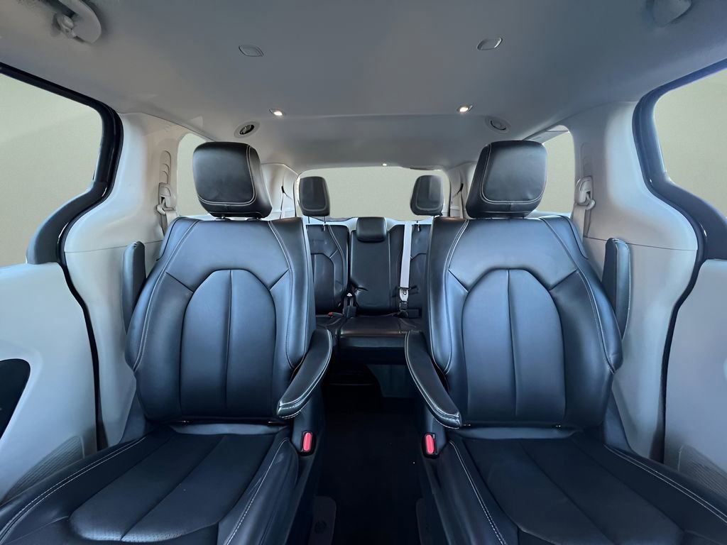 Used 2024 Chrysler Pacifica Select image 16