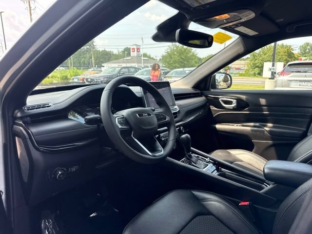 Used 2025 Jeep Compass Latitude w/ Convenience Group AWD/4WD image 13