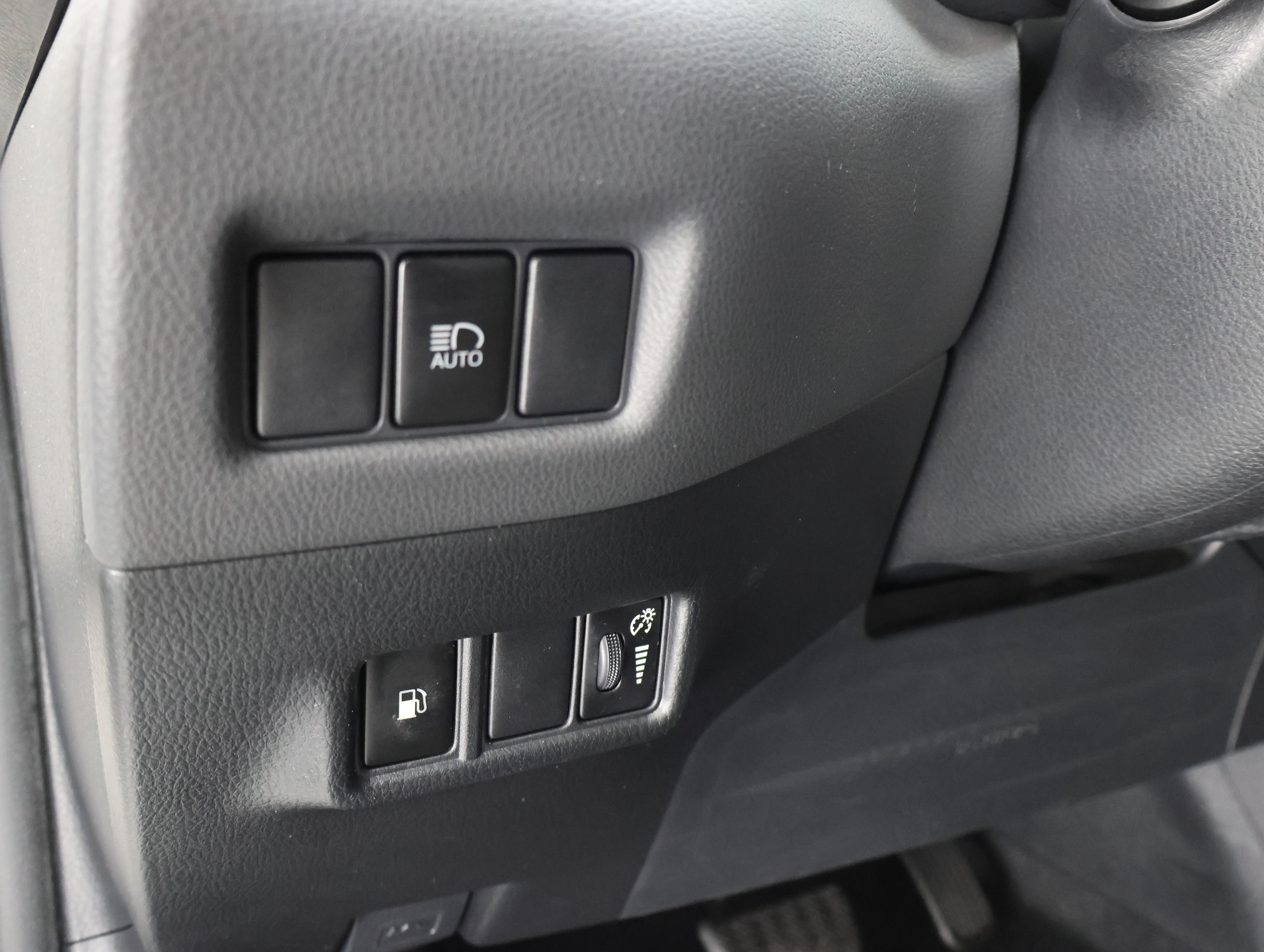 Used 2020 Toyota C-HR XLE FWD image 37