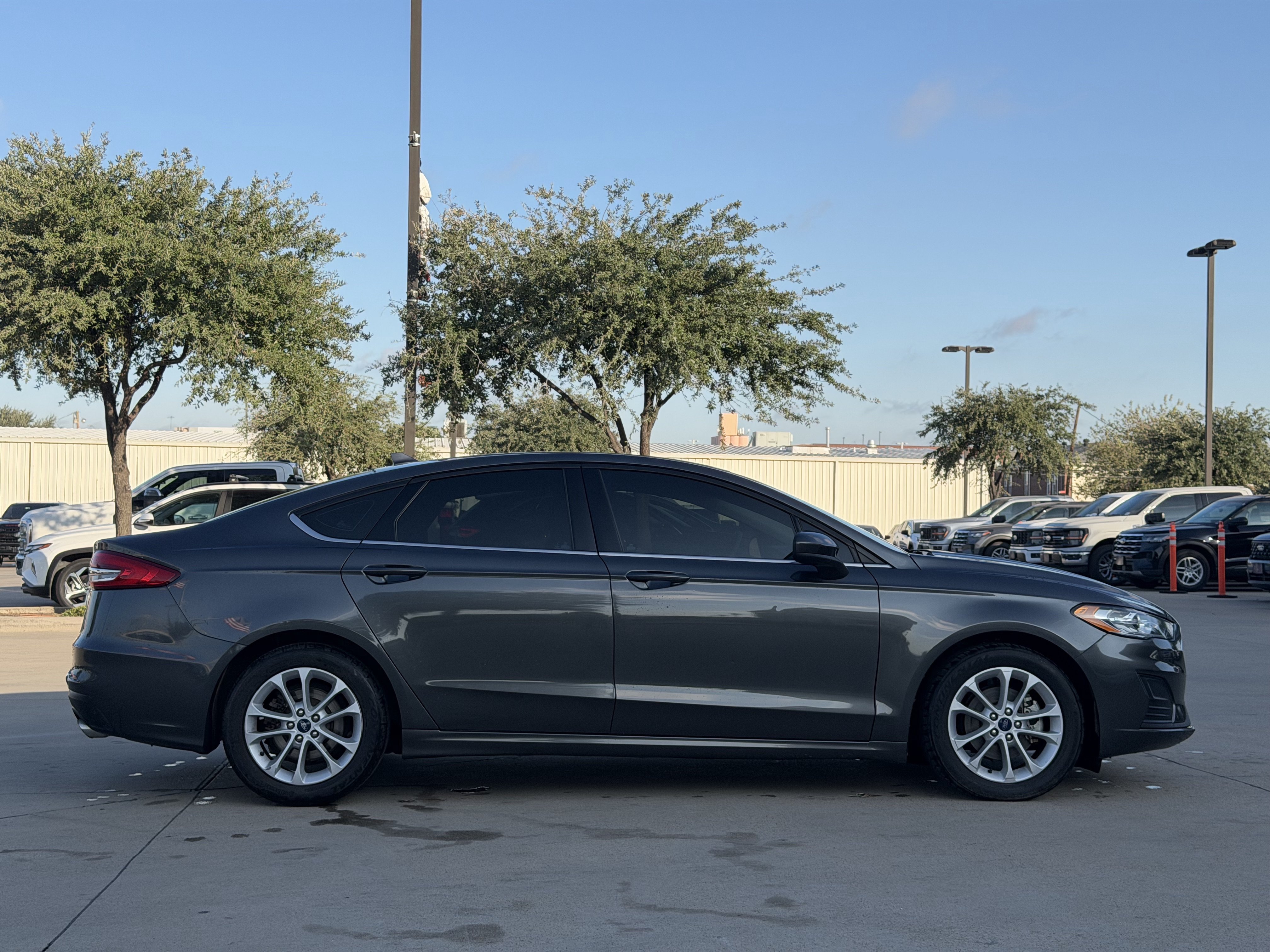 Used 2020 Ford Fusion SE FWD image 3