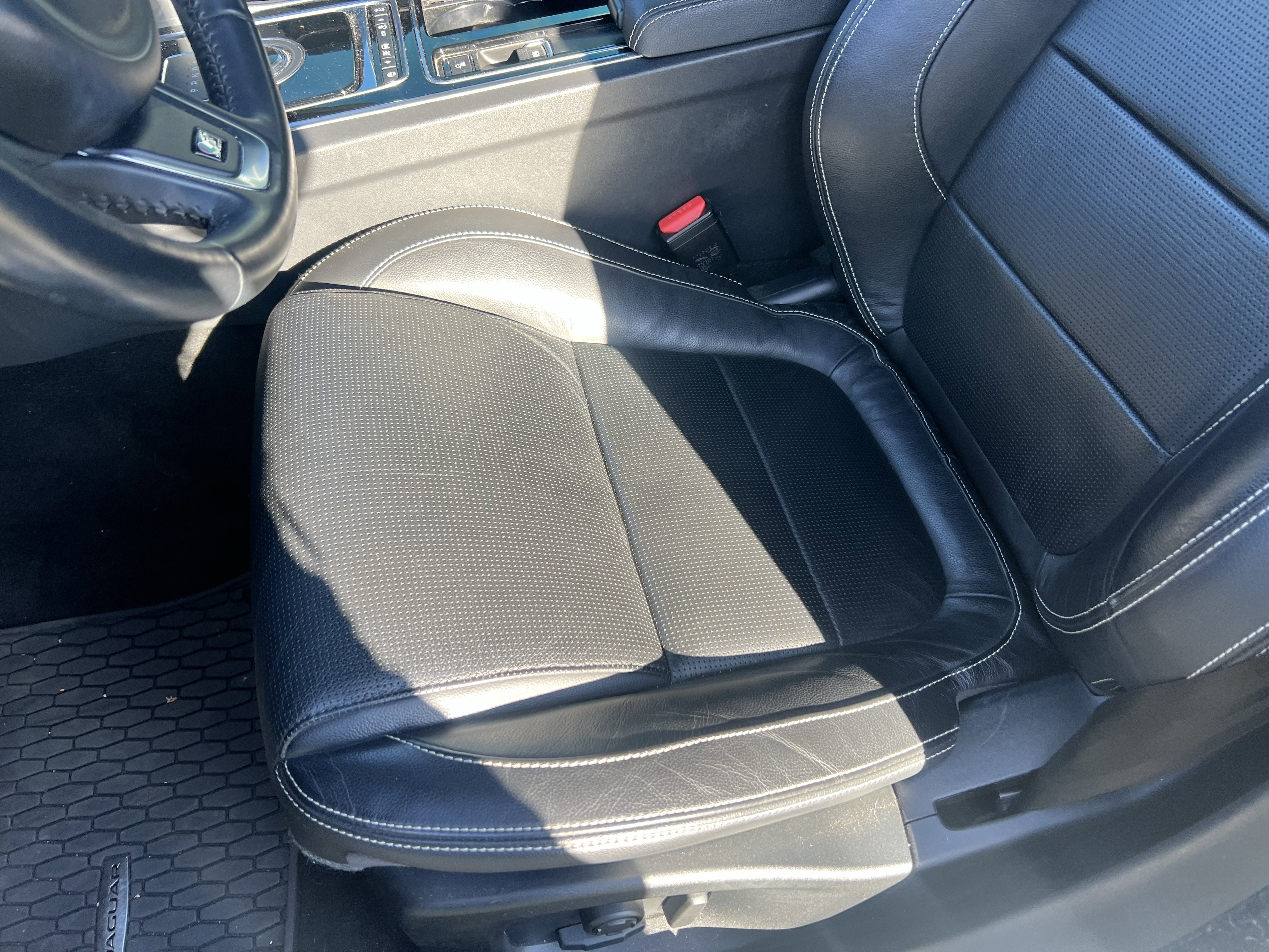 Used 2018 Jaguar XF R-Sport image 17