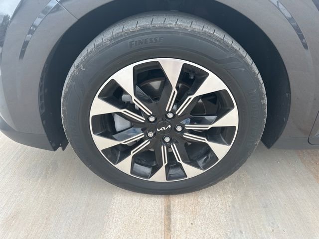 Used 2024 Kia Carnival EX FWD image 2