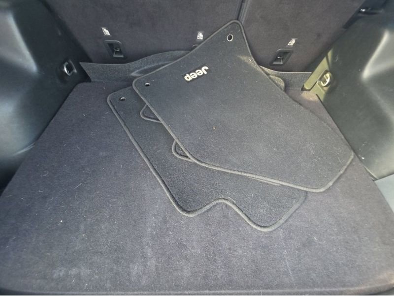 Used 2019 Jeep Cherokee Latitude w/ Popular Appearance Group image 10