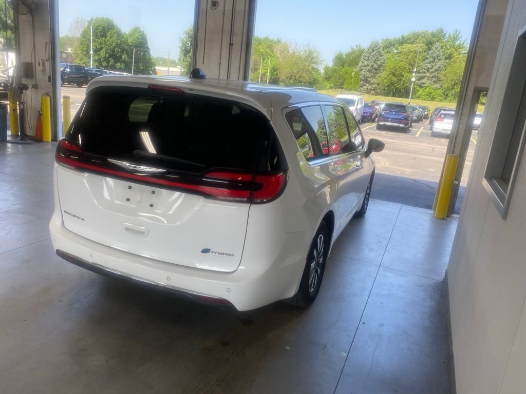 Used 2024 Chrysler Pacifica Limited FWD image 6