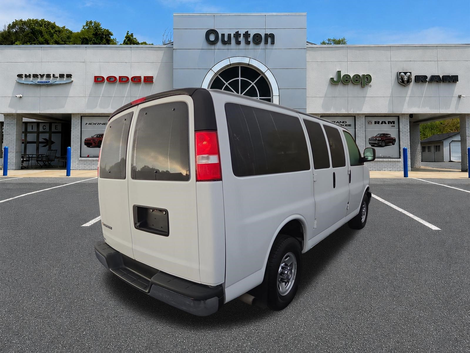 Used 2020 Chevrolet Express 3500 LT w/ LT Preferred Equipment Group RWD image 4