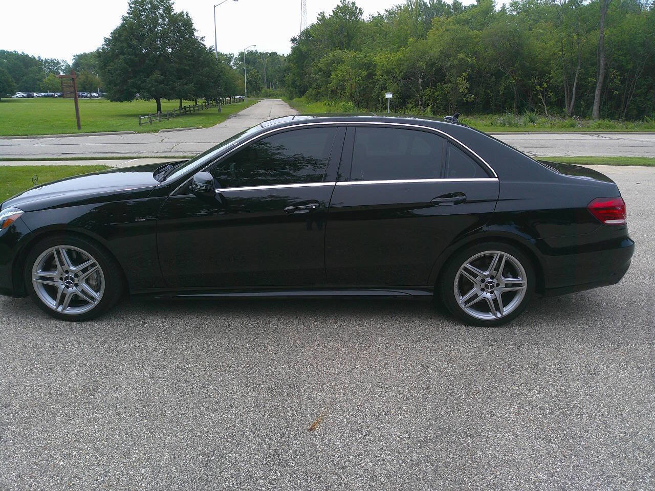 Used 2014 Mercedes-Benz E 550 4MATIC Sedan w/ Premium 1 Package image 2