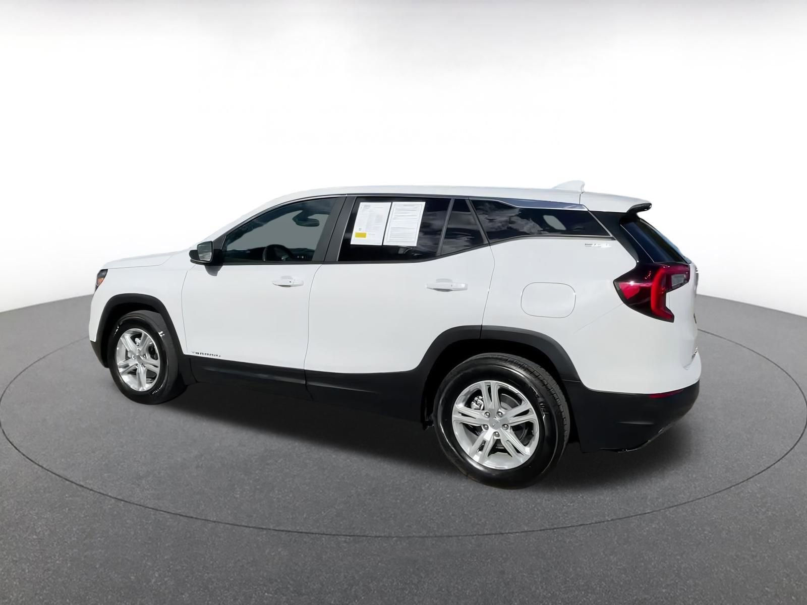 Used 2024 GMC Terrain SLE image 10