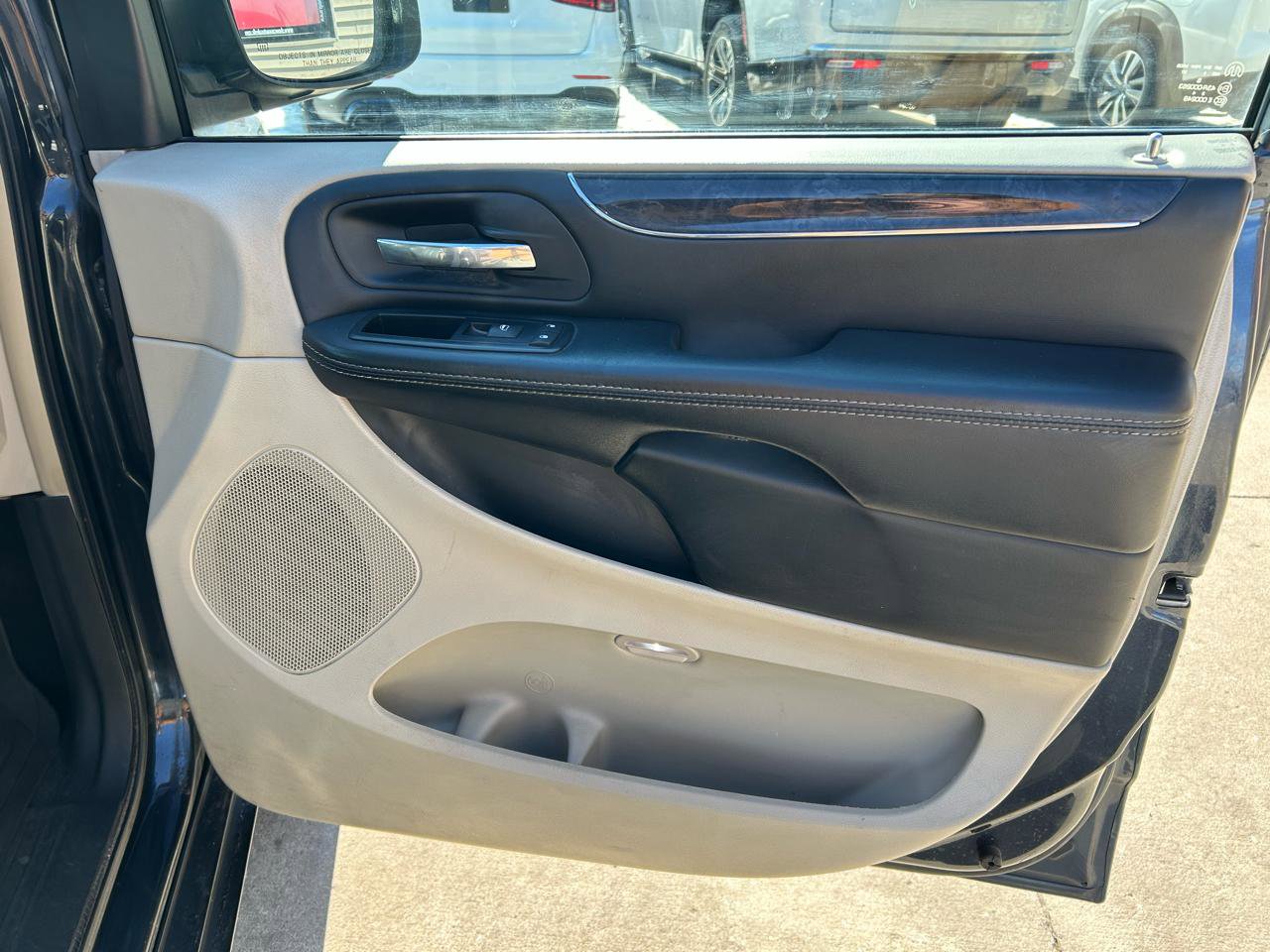 Used 2014 Chrysler Town & Country Touring-L w/ Driver Convenience Group image 15