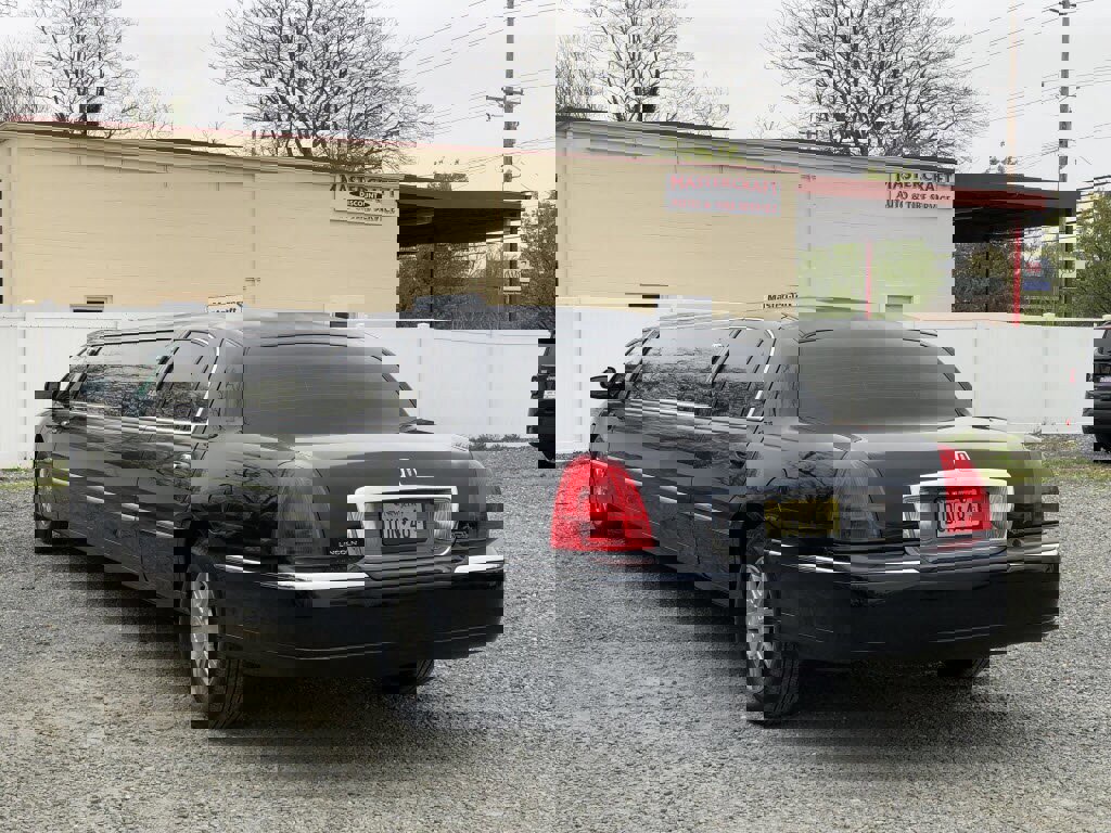 Used 2011 Lincoln Town Car Executive image 5