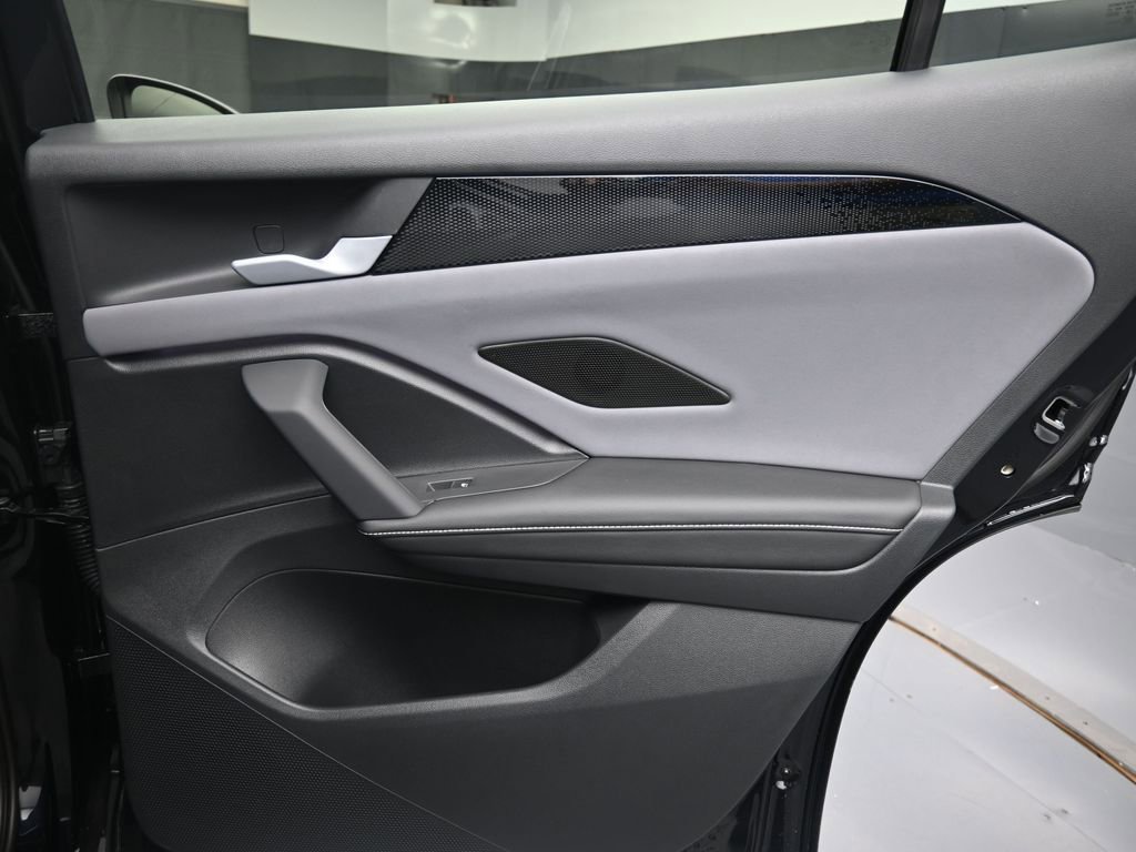 Used 2025 Volkswagen Tiguan SE FWD image 28