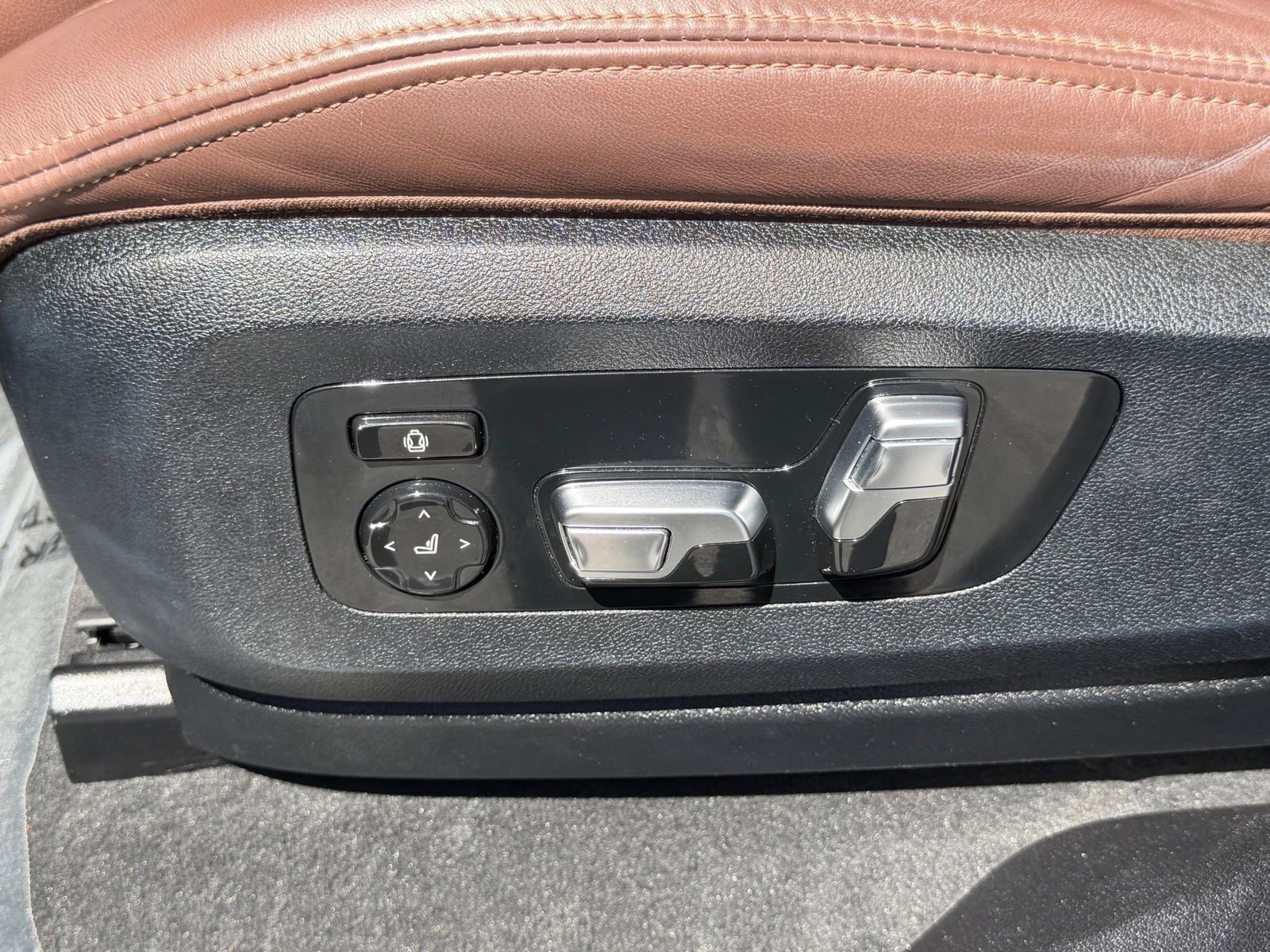 Certified 2023 BMW X6 M50i w/ Executive Package AWD/4WD image 25