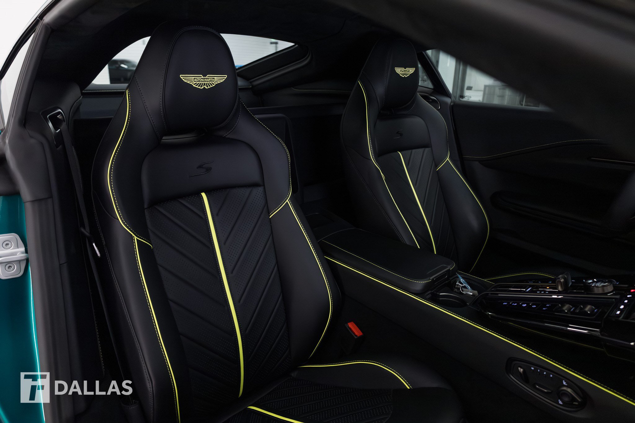 Used 2026 Aston Martin V8 Vantage S RWD image 39