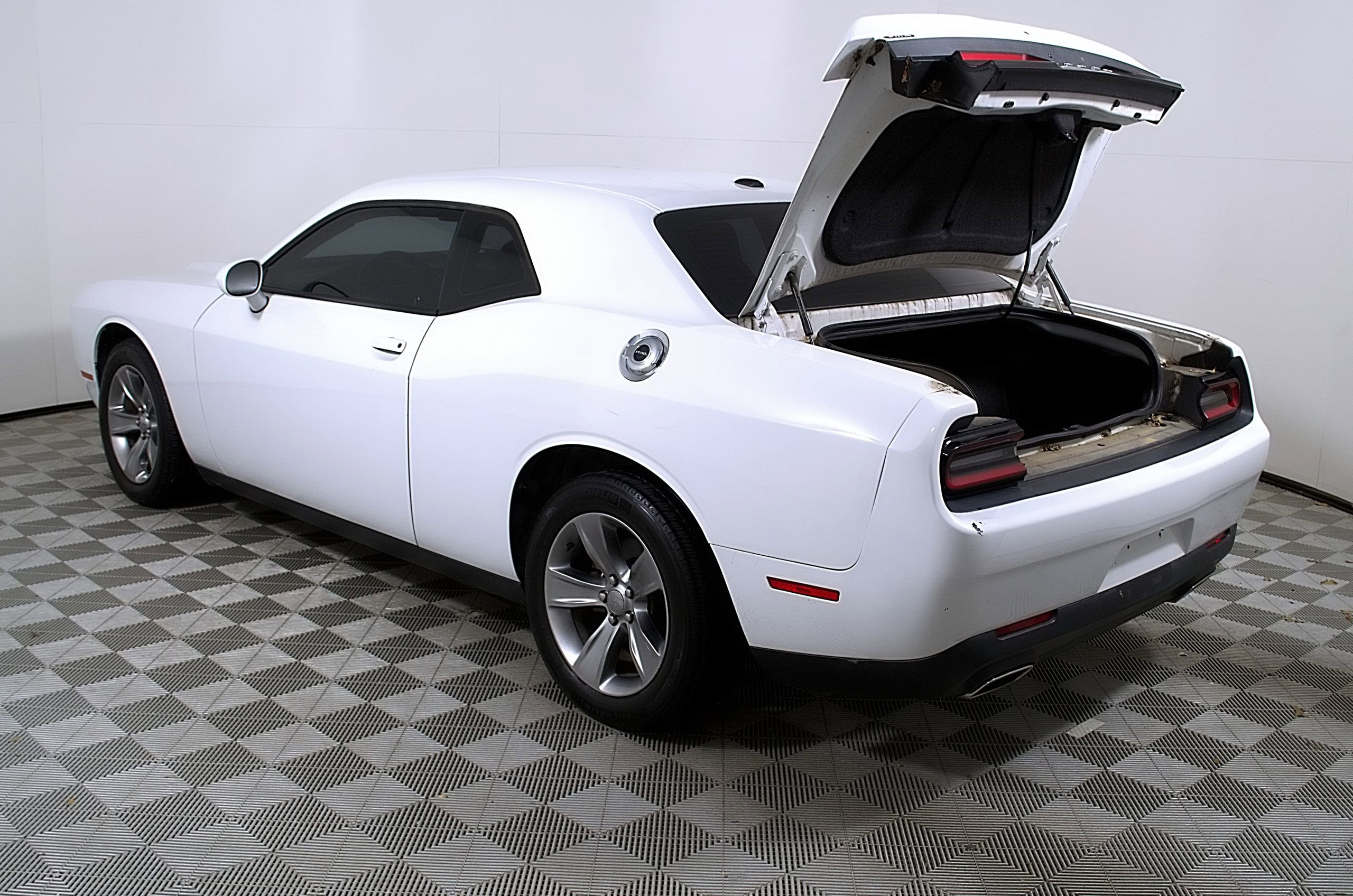 Used 2019 Dodge Challenger SXT image 10