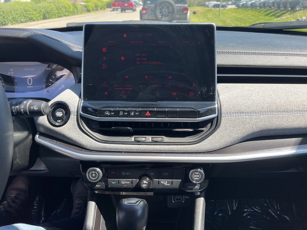 Used 2024 Jeep Compass Latitude image 8