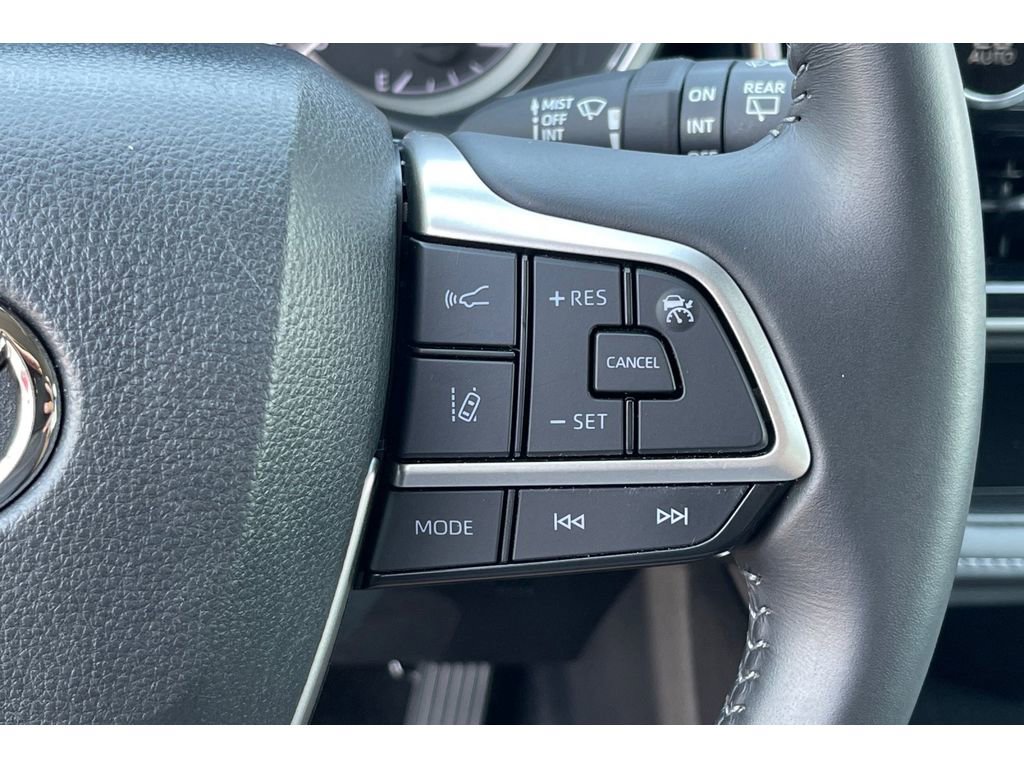 Used 2024 Toyota Highlander XLE FWD image 39
