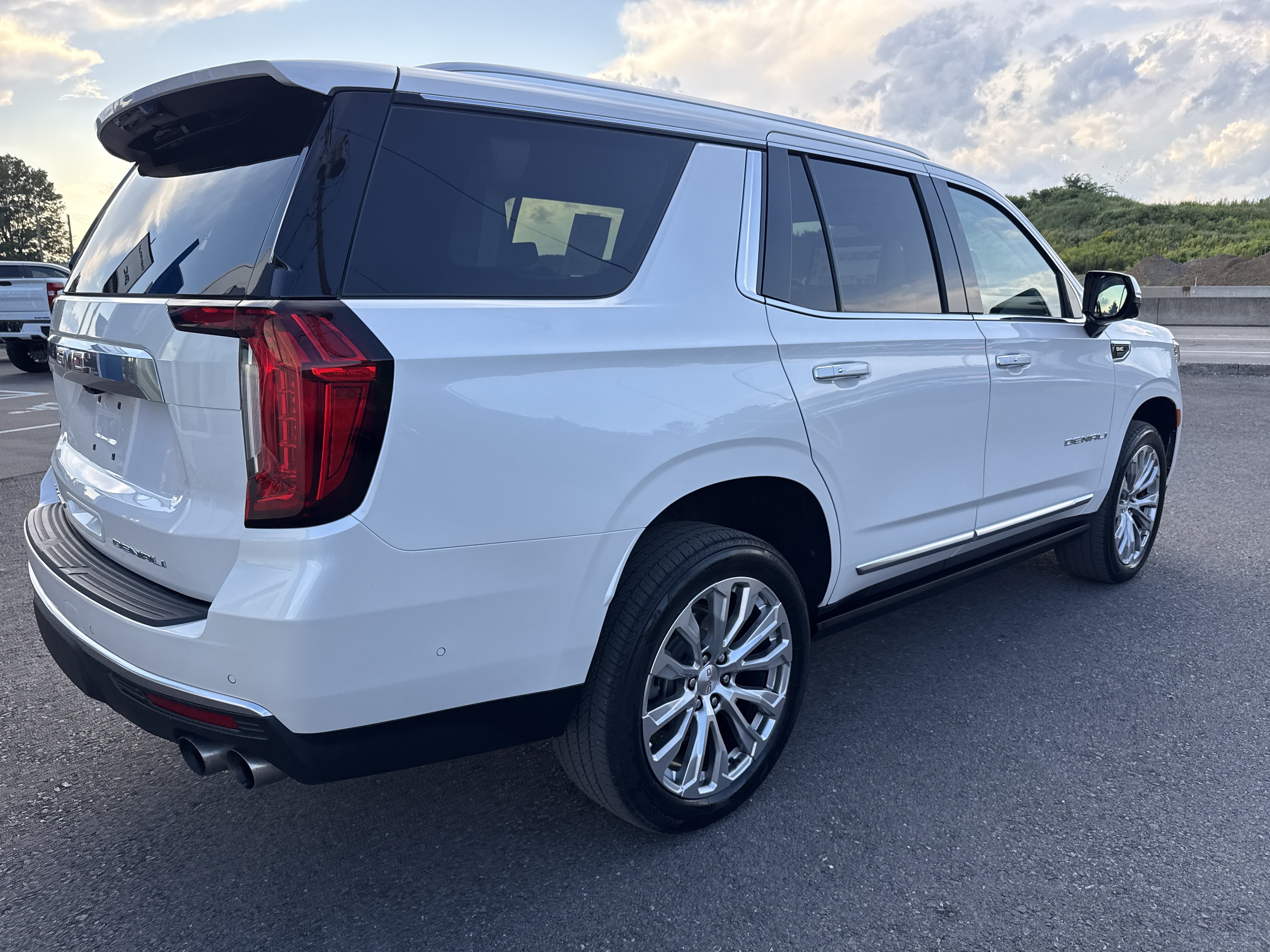 Used 2024 GMC Yukon Denali w/ Denali Reserve Package AWD/4WD image 3