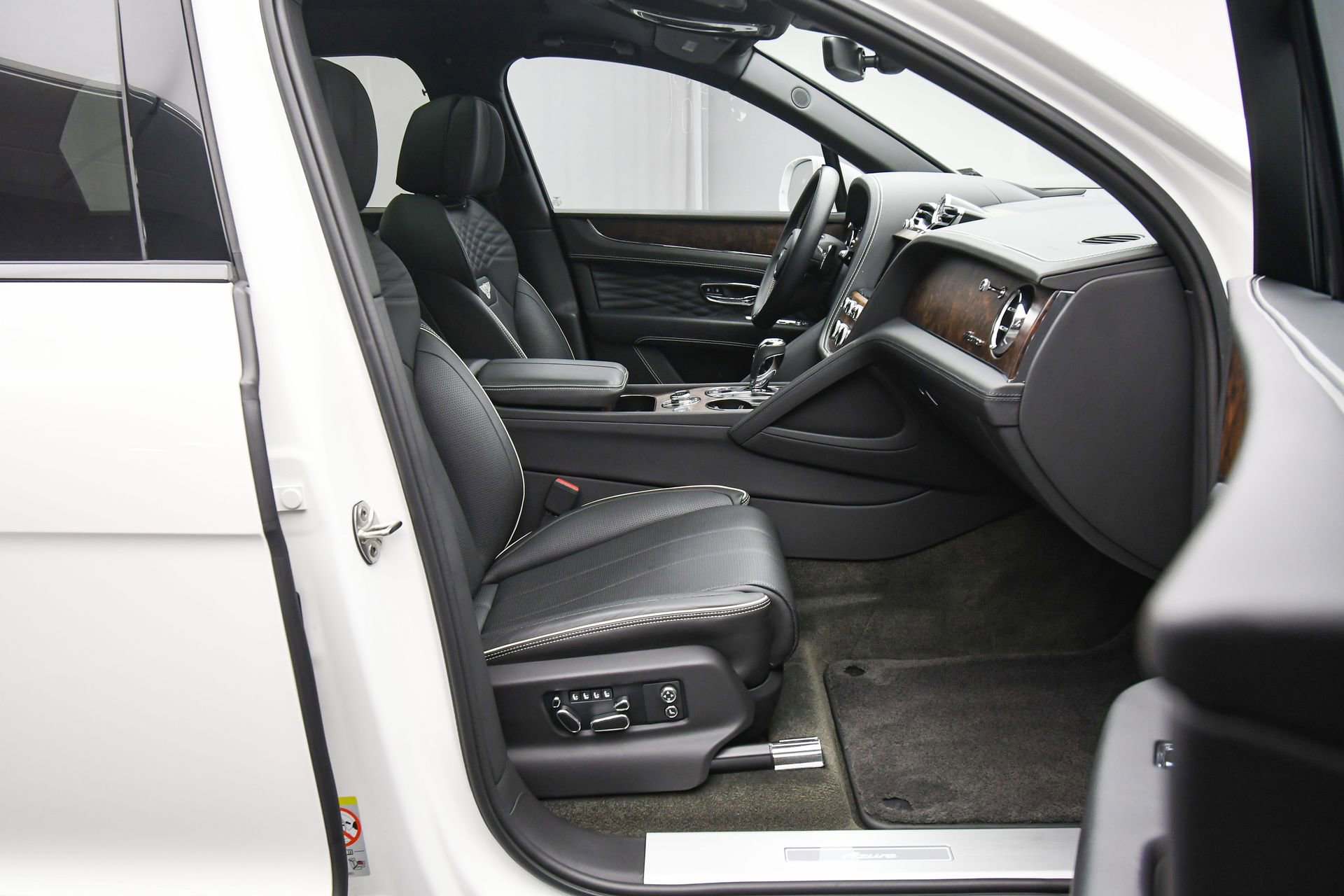 Used 2023 Bentley Bentayga Extended Wheelbase image 49