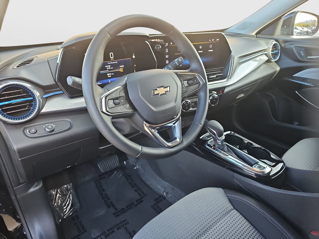 Used 2025 Chevrolet Trax LT w/ LT Convenience Package image 9