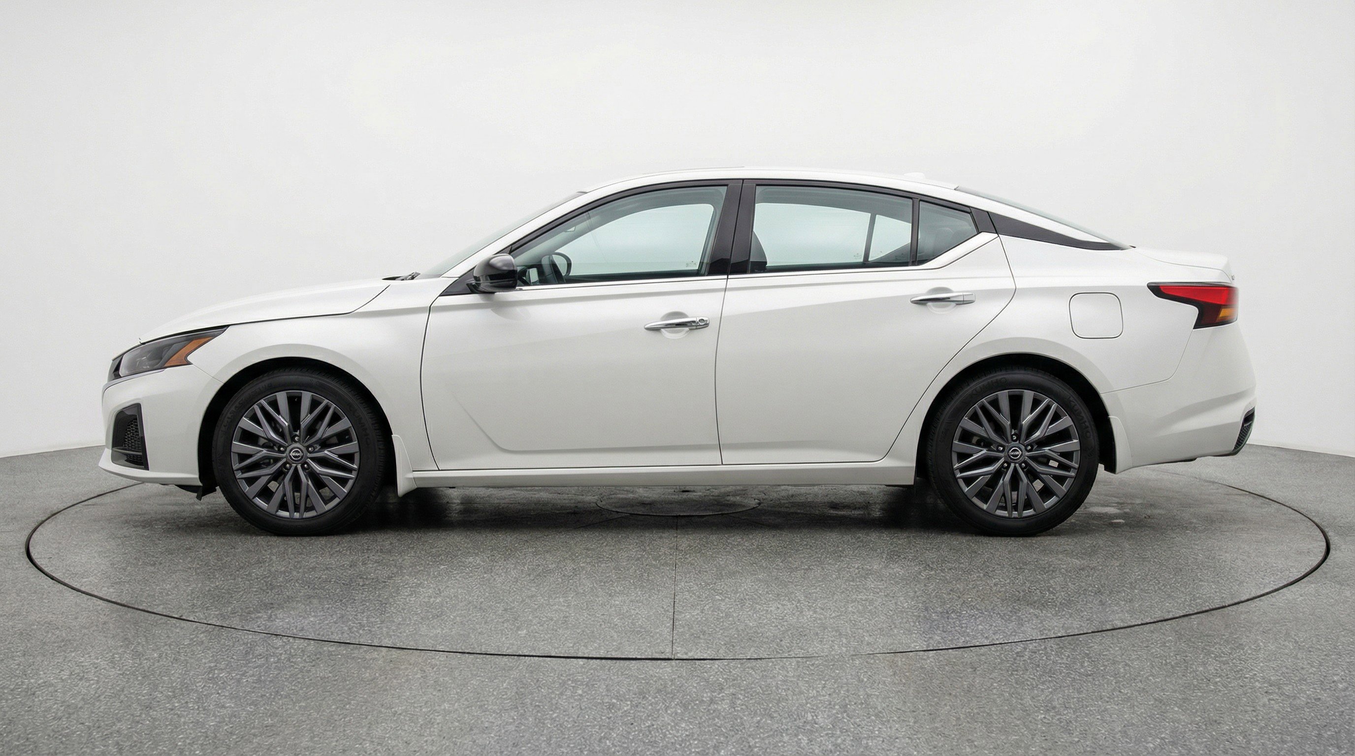 Used 2025 Nissan Altima 2.5 SV image 5