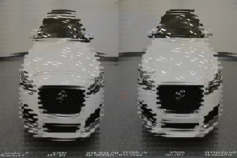 Used 2020 Jaguar XF Premium image 4