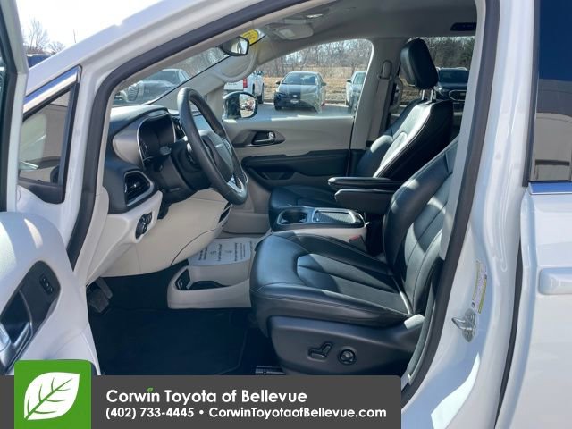 Used 2024 Chrysler Pacifica Touring-L image 15