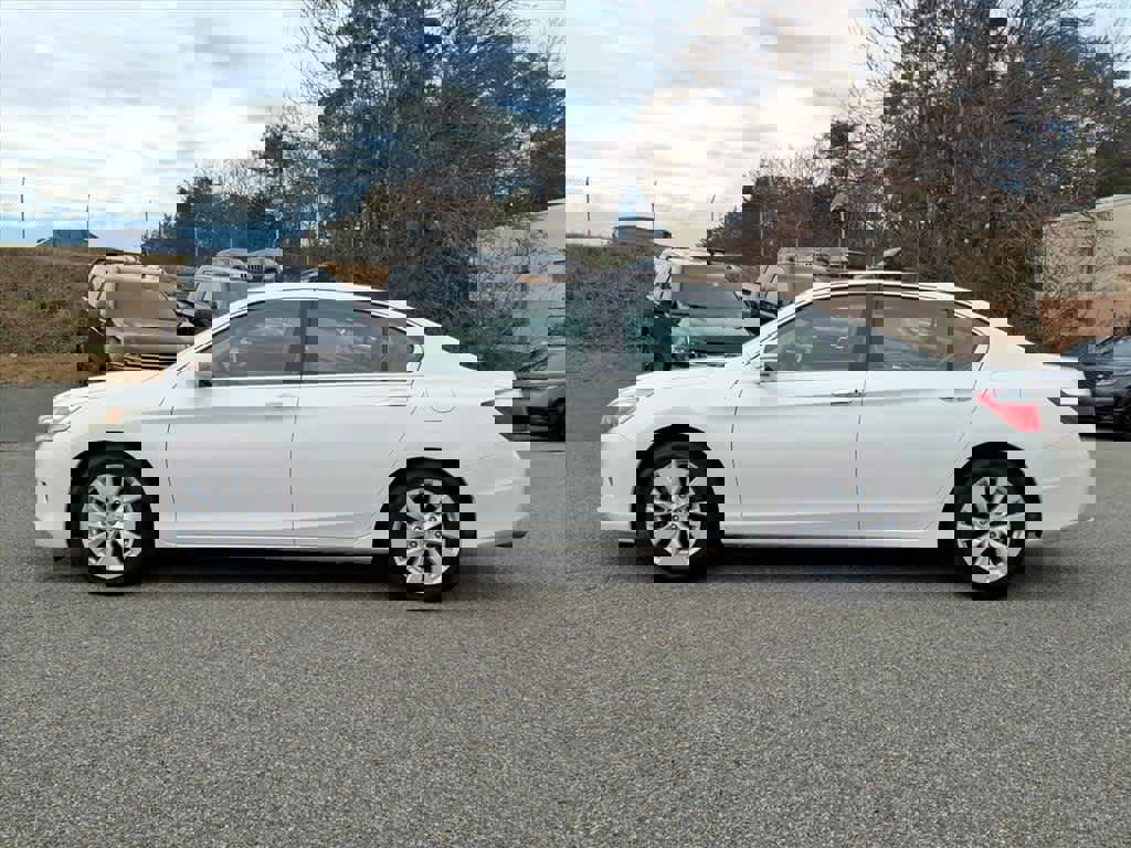 Used 2015 Honda Accord Touring image 2