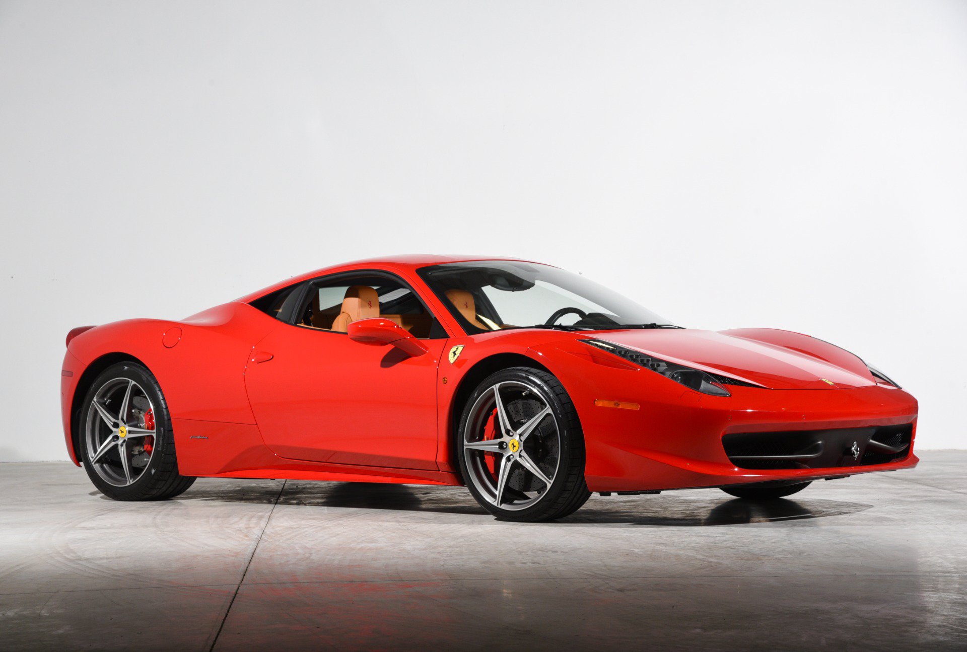 Used 2015 Ferrari 458 Italia Coupe RWD image 2