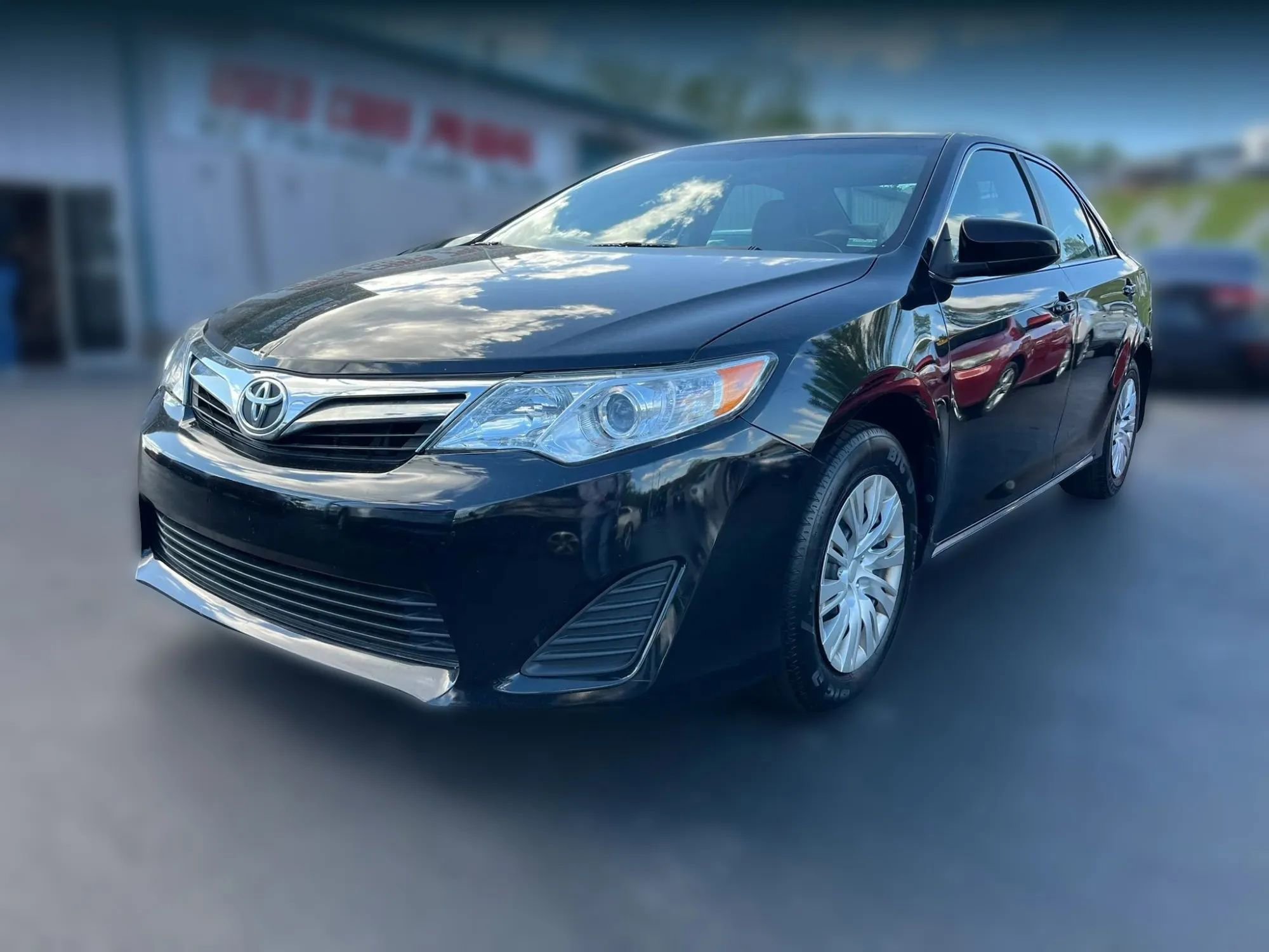 Used 2014 Toyota Camry LE FWD image 1