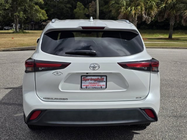 Used 2025 Toyota Highlander XLE FWD image 3