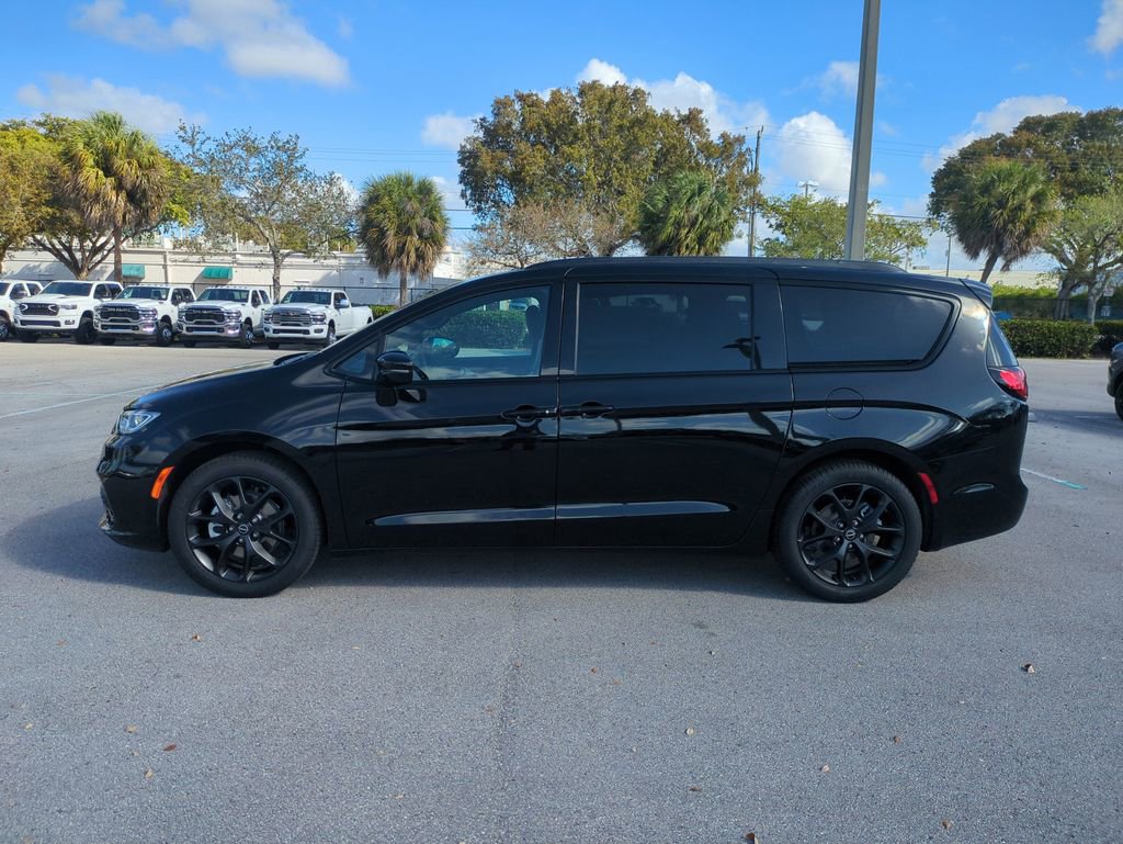 New 2026 Chrysler Pacifica Limited image 8