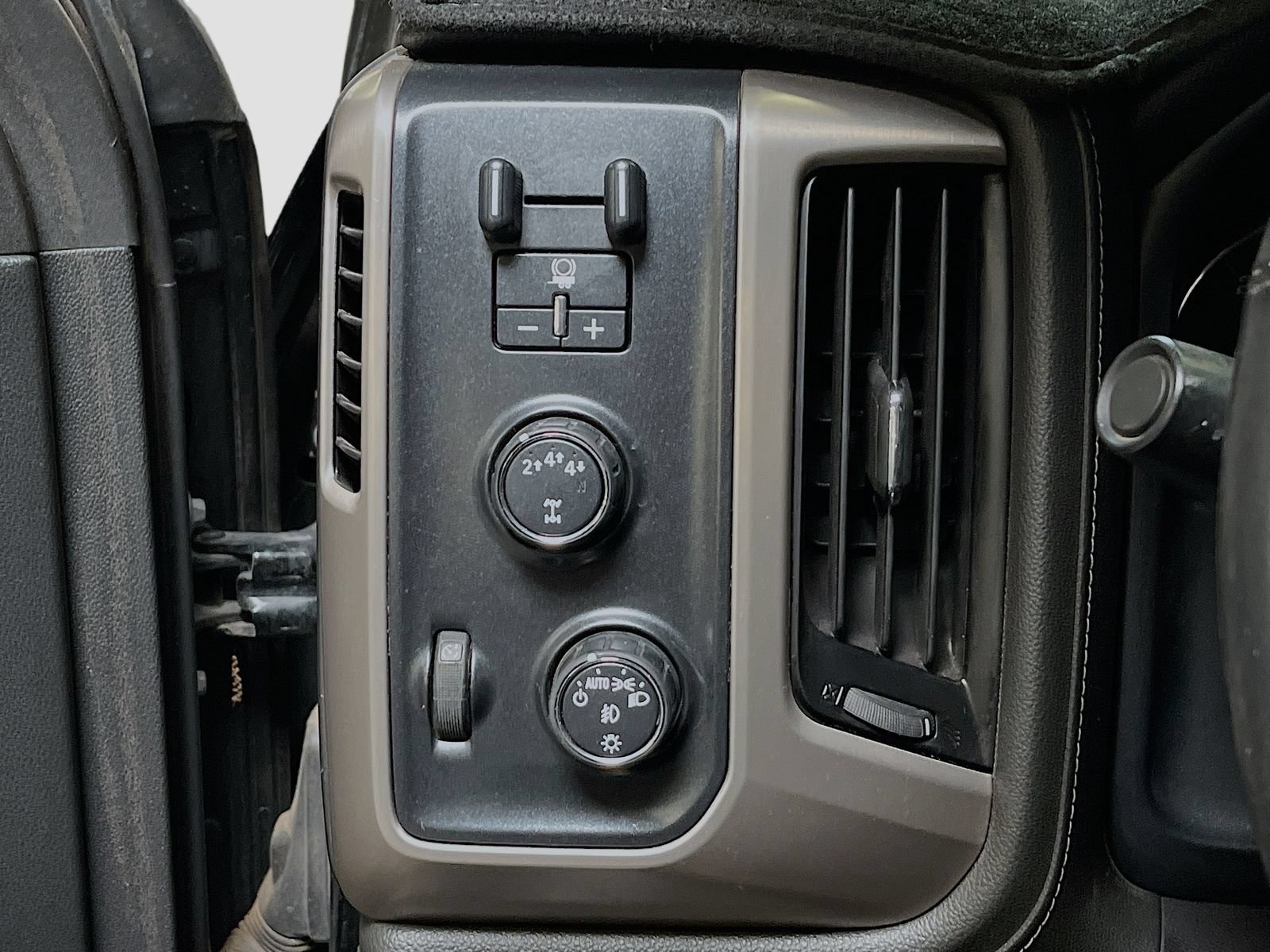 Used 2016 GMC Sierra 3500 Denali w/ Suspension Package, Off-Road AWD/4WD image 10