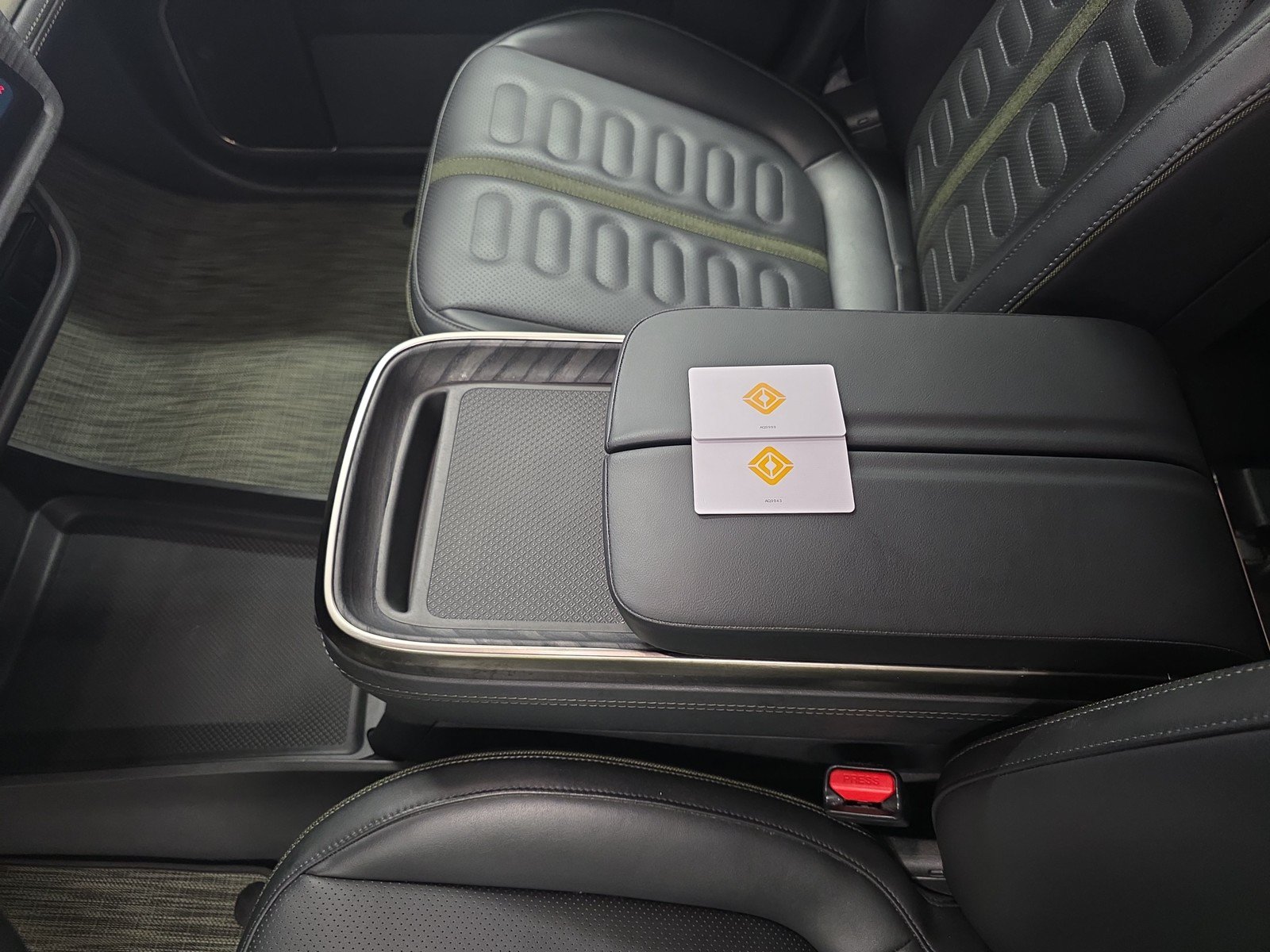 Used 2024 Rivian R1S Adventure AWD/4WD image 31