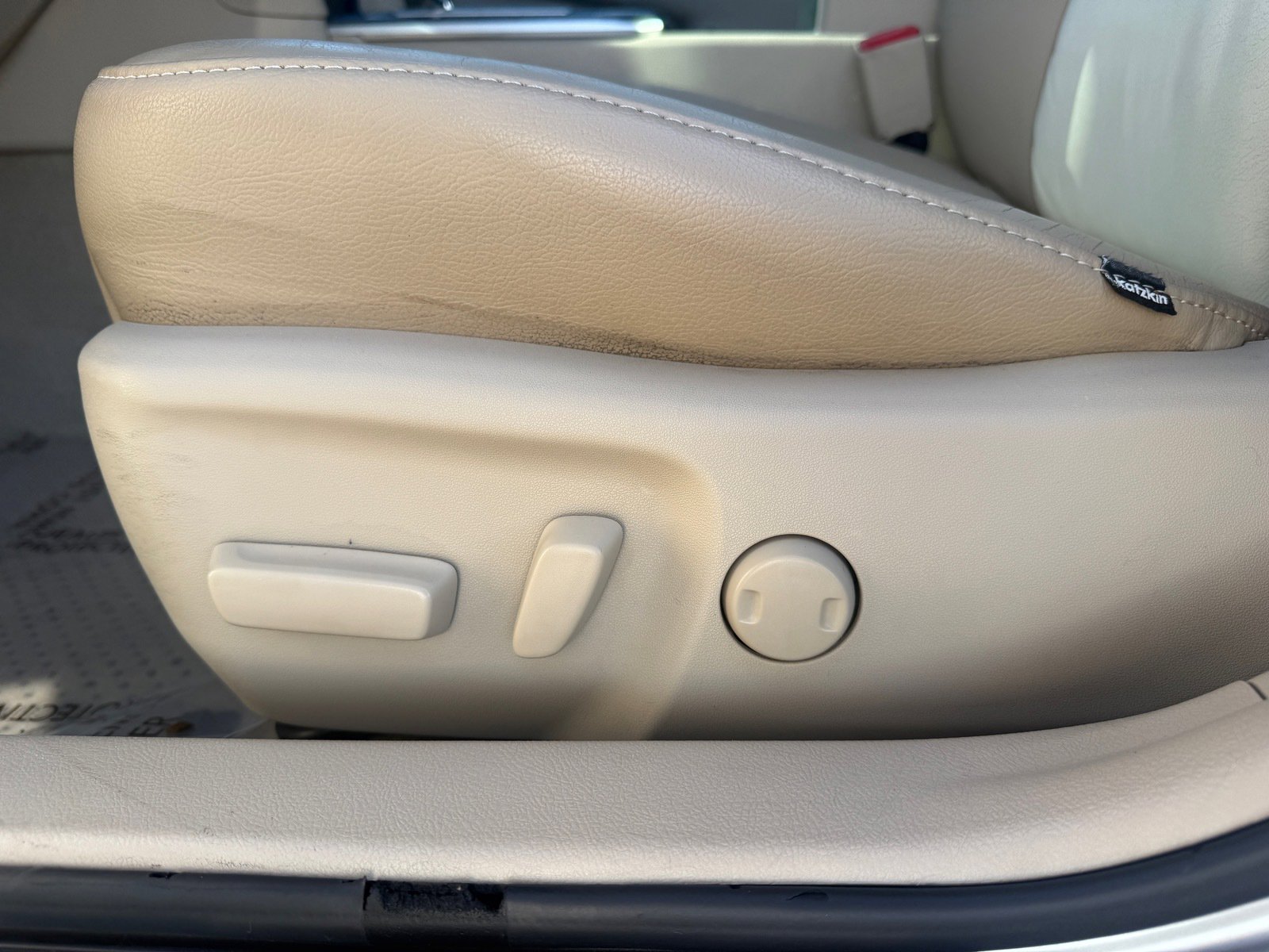 Used 2013 Toyota Camry XLE w/ Convenience Pkg image 11