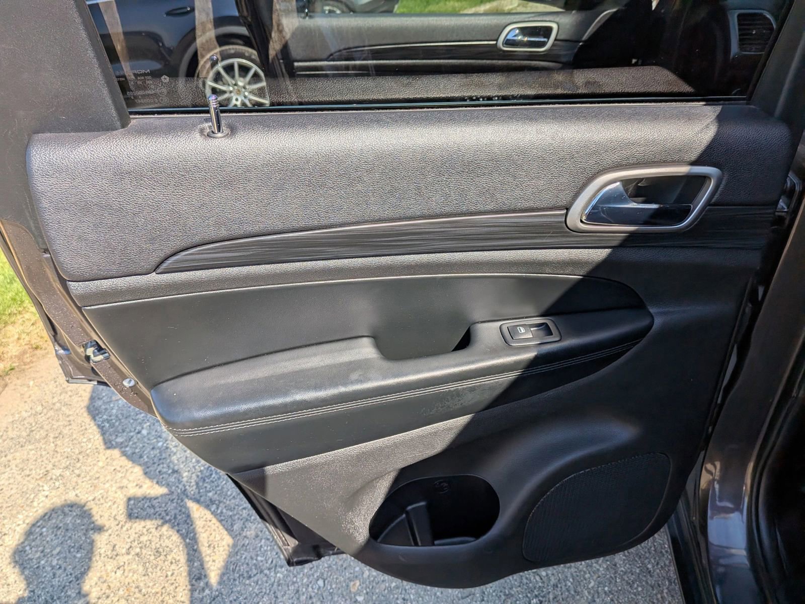 Used 2019 Jeep Grand Cherokee Laredo AWD/4WD image 26