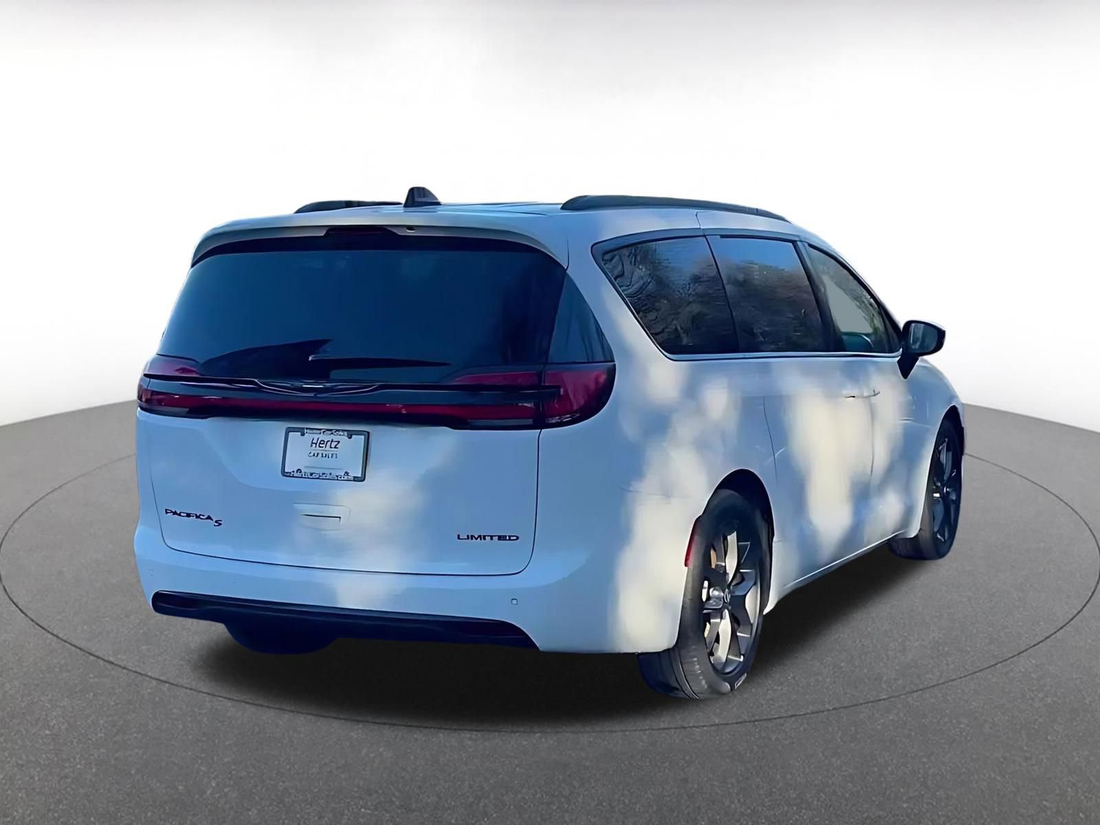 Used 2025 Chrysler Pacifica Limited image 12