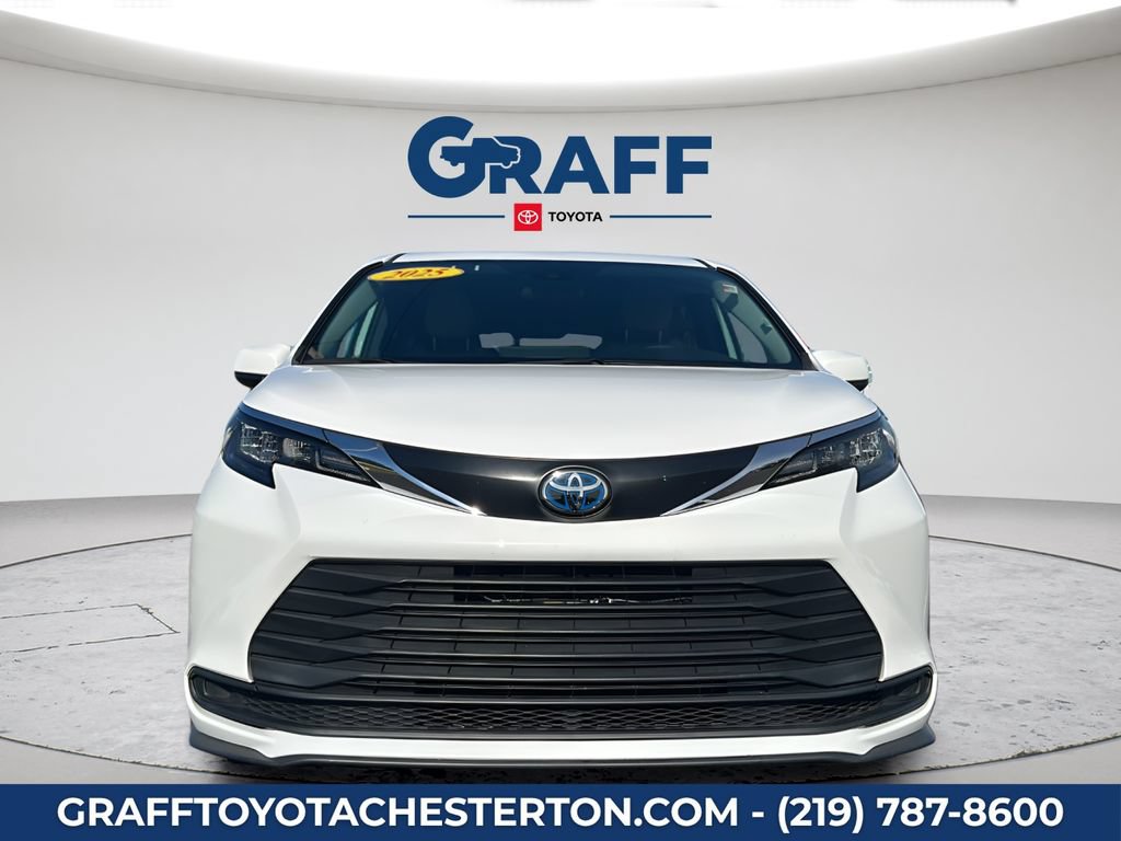 Used 2025 Toyota Sienna LE FWD image 2
